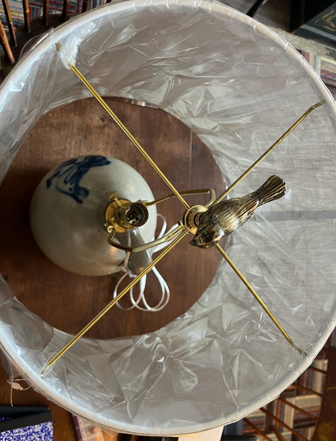 XIXe siècle Lampe oiseau en grès décoré du 19e siècle avec abat-jour en vente