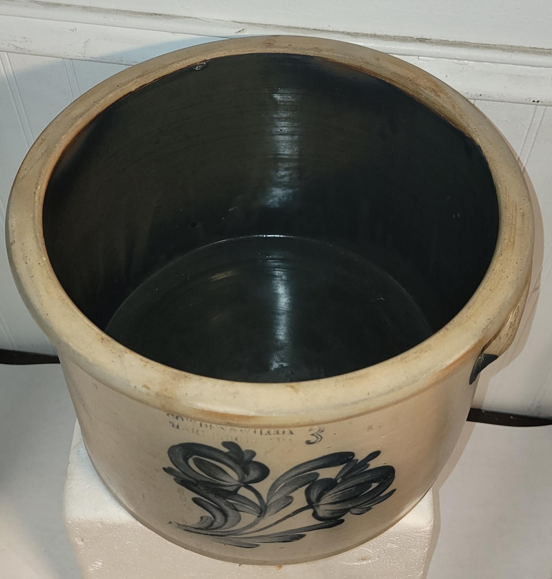 Cette belle cruche en pierre décorée du 19ème siècle de Cowden & Wilcox à Harrisburg, Pennsylvanie.Cette grande cruche de trois gallons peinte et décorée à la main avec des tulipes est en très bon état.Elle a des doubles poignées et n'a pas d'éclats.