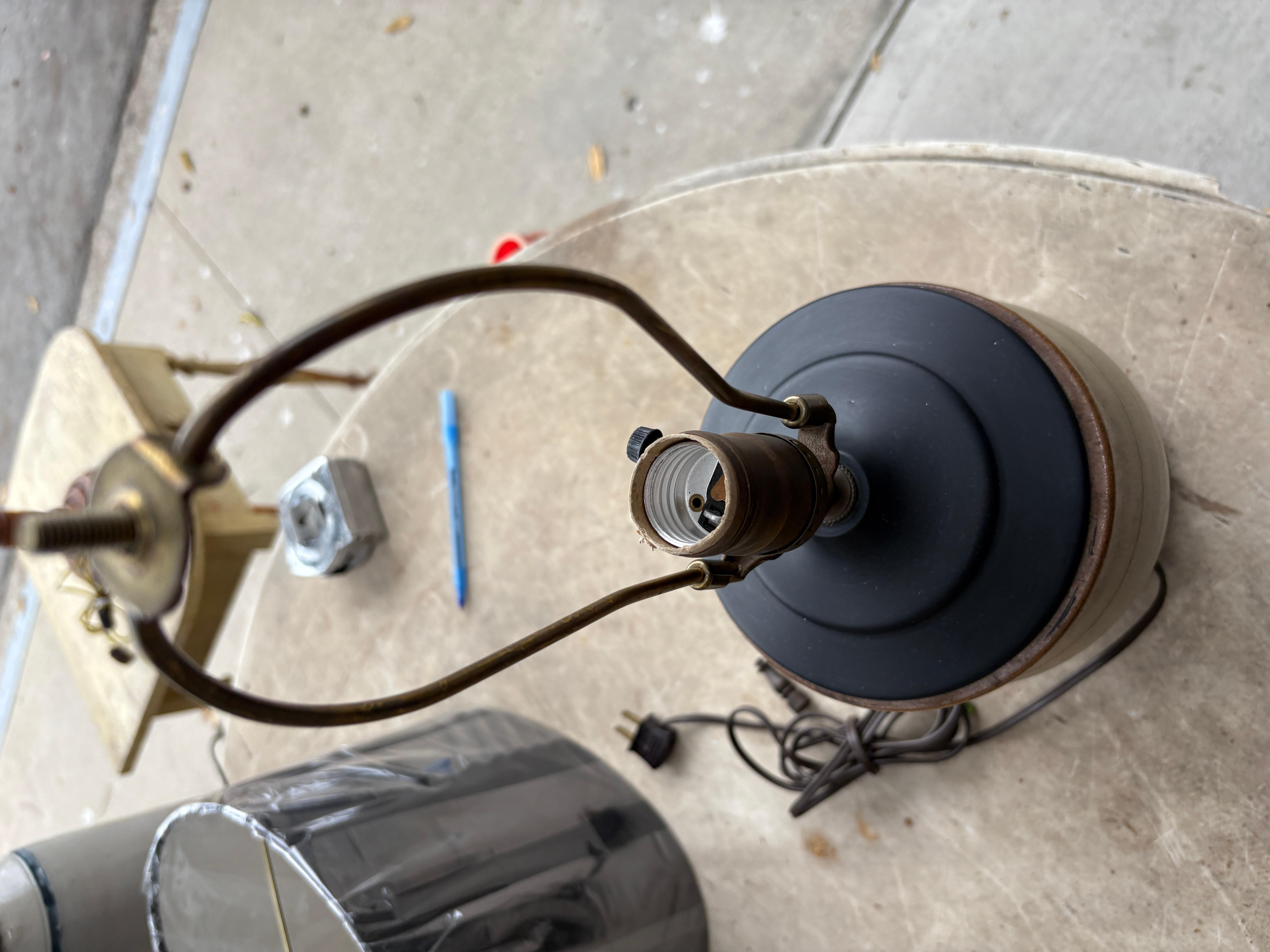 Lampe en grès décorée du 19e siècle nouvellement câblée et neuve  Il s'agit d'une ancienne cruche en grès transformée en lampe.

(2 boîtes seront envoyées).
Une avec lampe et une autre avec abat-jour.