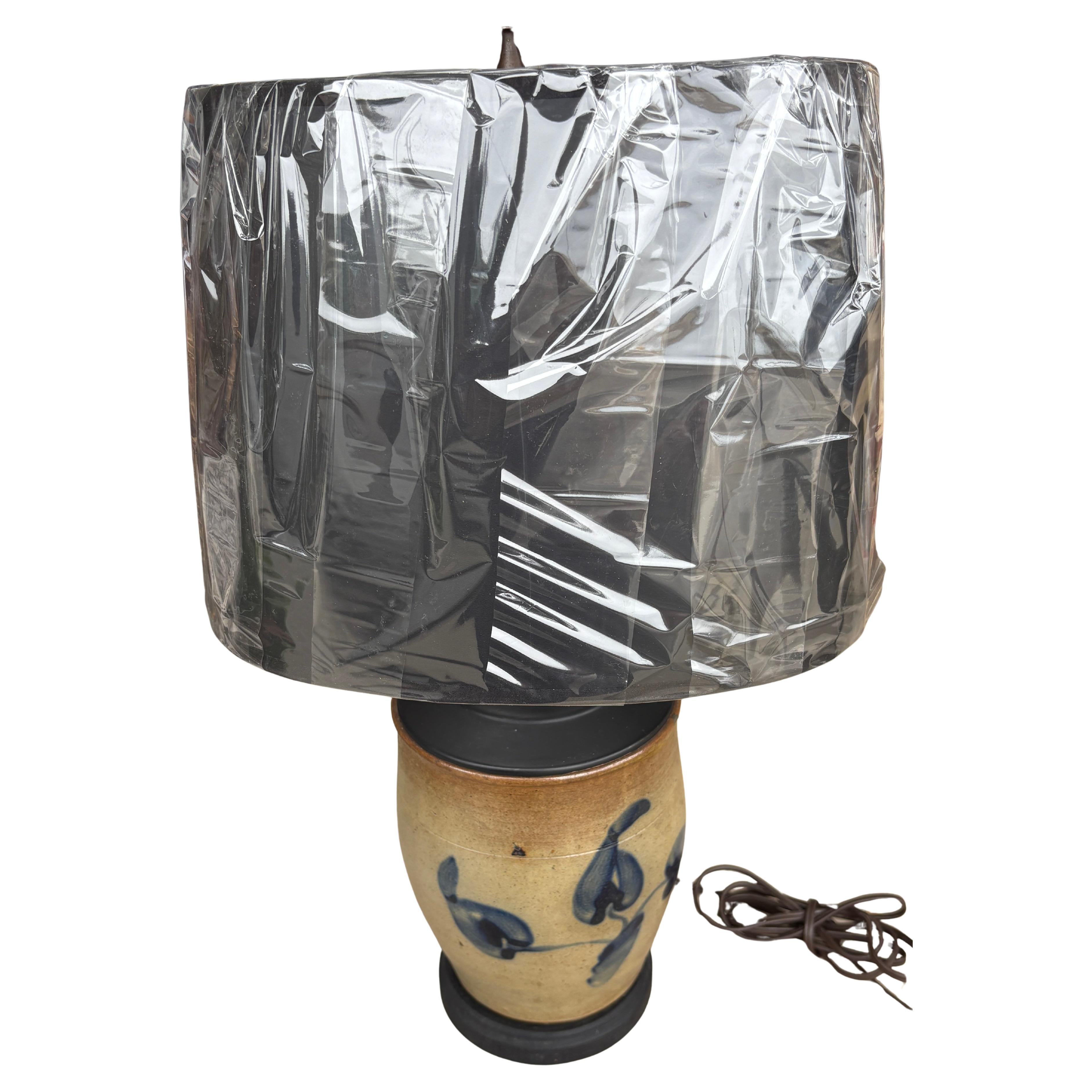 Lampe en grès décorée du 19e siècle en vente