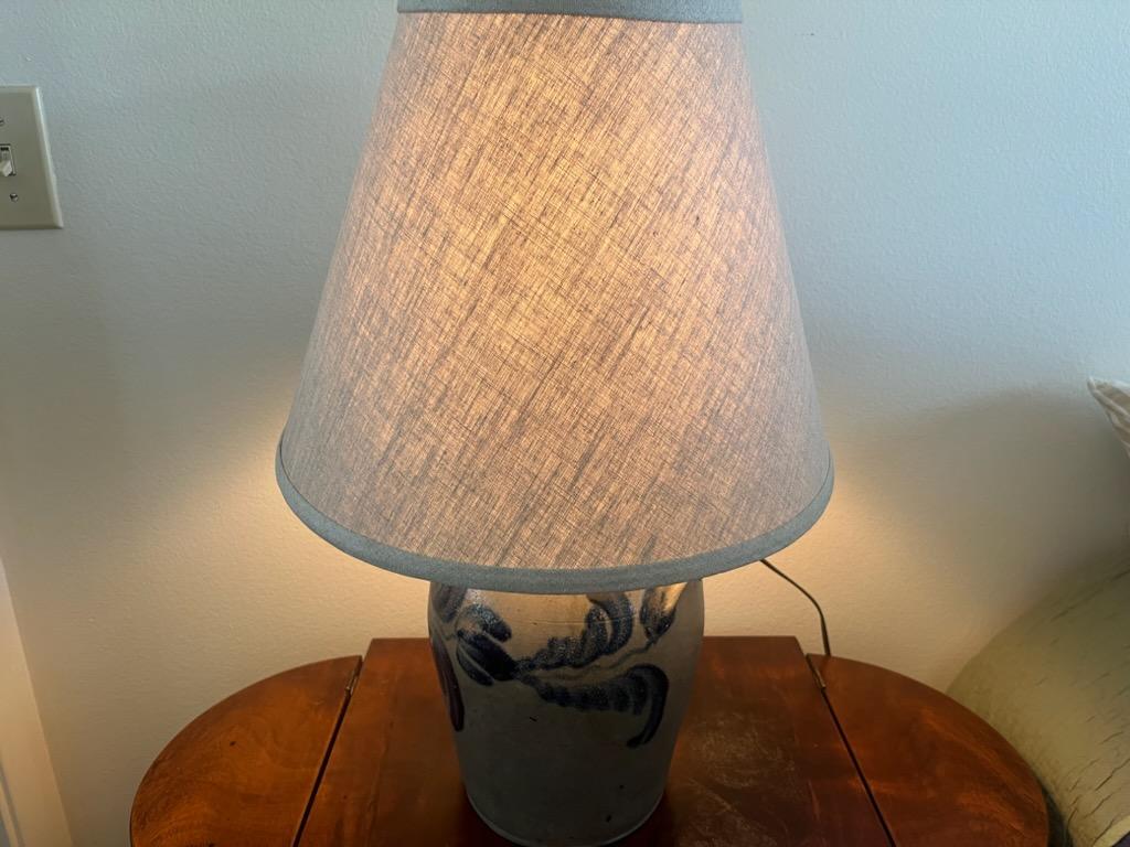 Nouvellement câblée et électrifiée avec abat-jour en lin. La cruche décorée a été transformée en lampe de table. La partie lampe de la pièce est amovible si l'utilisateur souhaite l'utiliser comme une simple cruche. Excellent état d'usage.