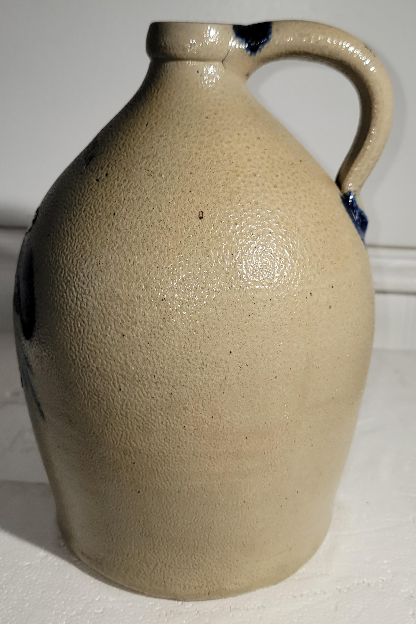 Cette cruche en grès décorée à la main du 19ème siècle est en très bon état et présente une décoration florale.  à un gallon.
La cruche est signée Cowden & Wilcox of Harrisburg, Pennsylvania.

