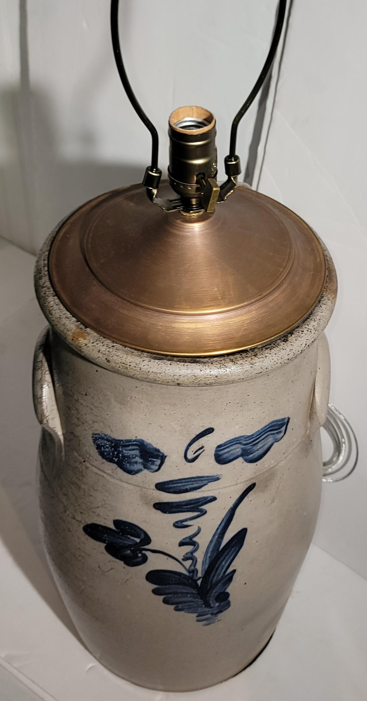 Cette lampe en grès décorée au début du 19ème siècle est en très bon état, avec une décoration florale et un gallon de six pour six.

Longueur totale avec ombrage - 36 x 18
Sans abat-jour 36 x 10