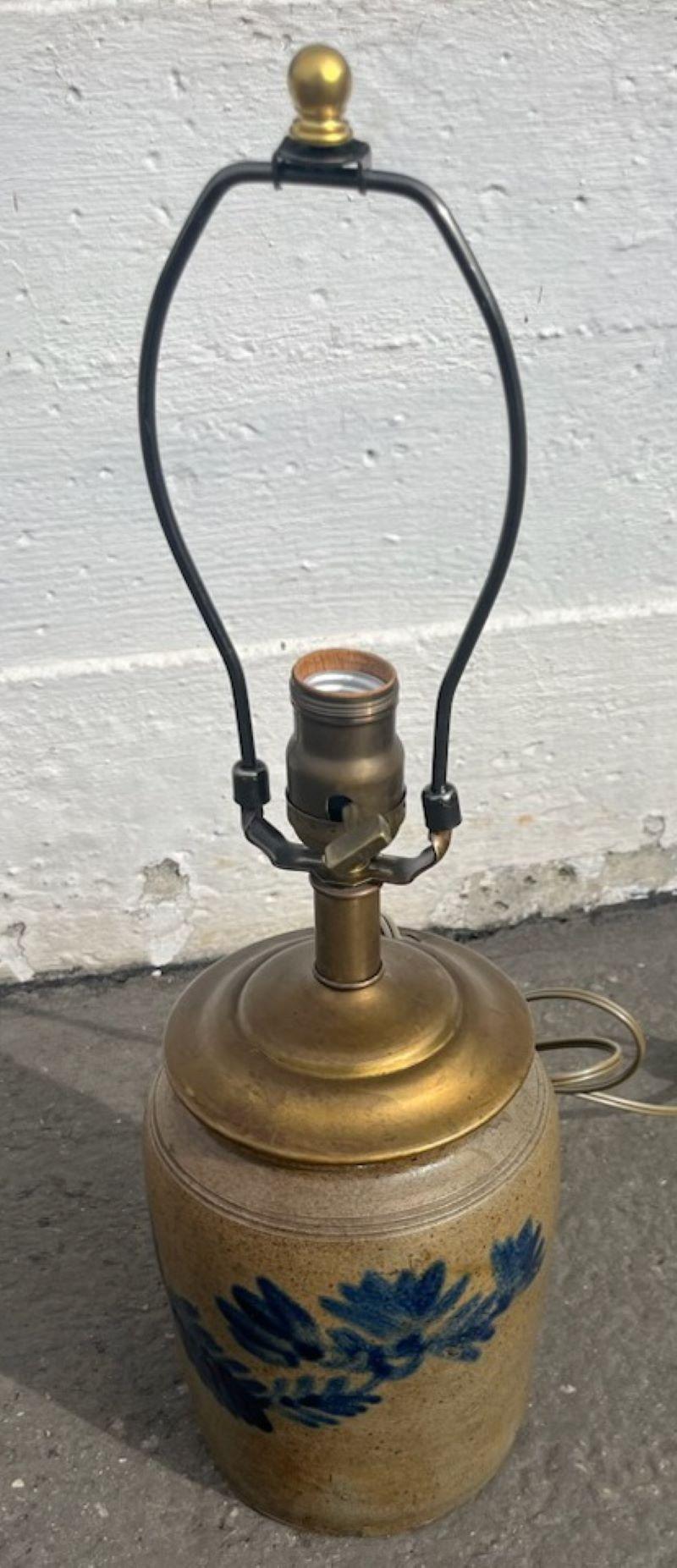 Américain Lampe en grès décorée du 19e siècle avec abat-jour en lin en vente
