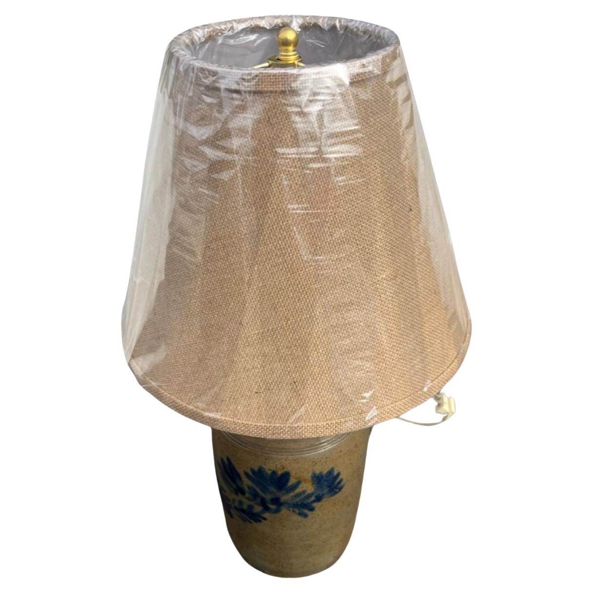 Lampe en grès décorée du 19e siècle avec abat-jour en lin en vente