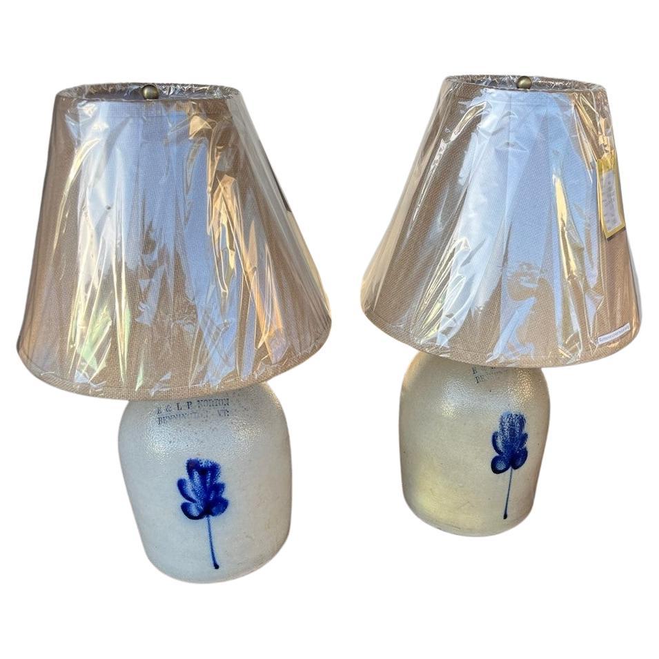 Lampes en grès décorées du 19e siècle avec abat-jour en lin - Paire en vente