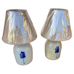 Lampes en grès décorées du 19e siècle avec abat-jour en lin - Paire