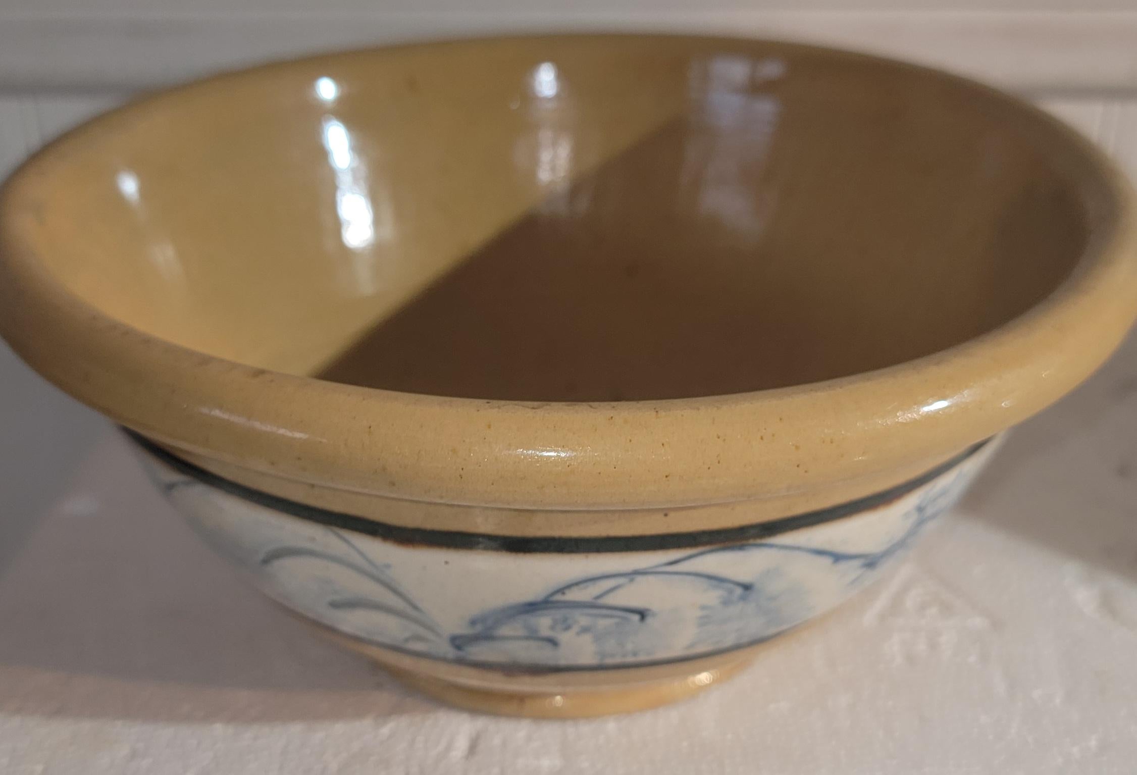 Ciotole decorative Yellowware del XIX secolo In condizioni buone in vendita a Los Angeles, CA