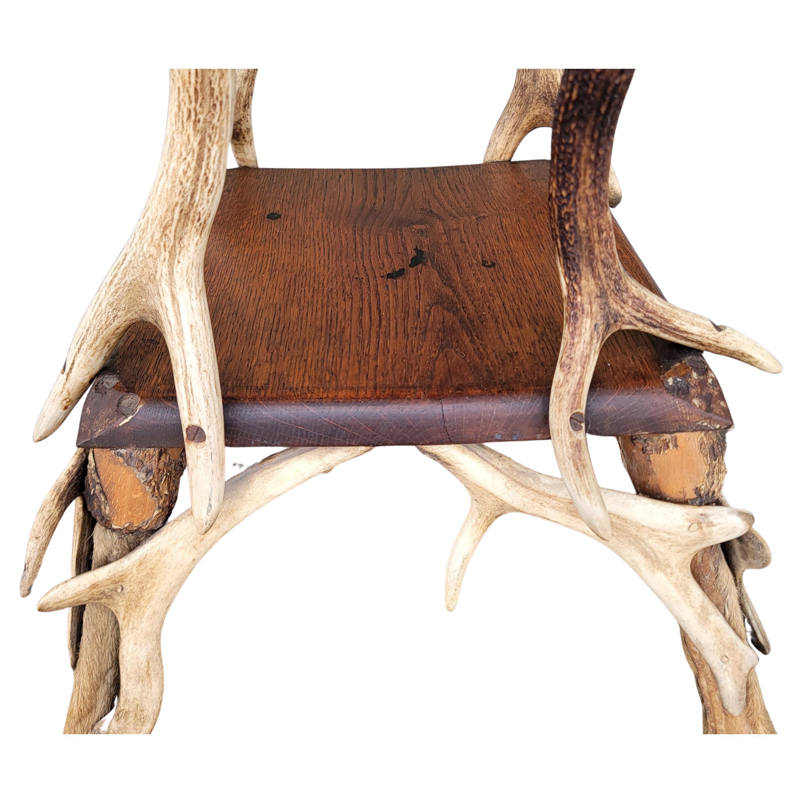 19Thc Deer Antler & Oak Folk Art Table From a Ranch In Good Condition In Los Angeles, CA