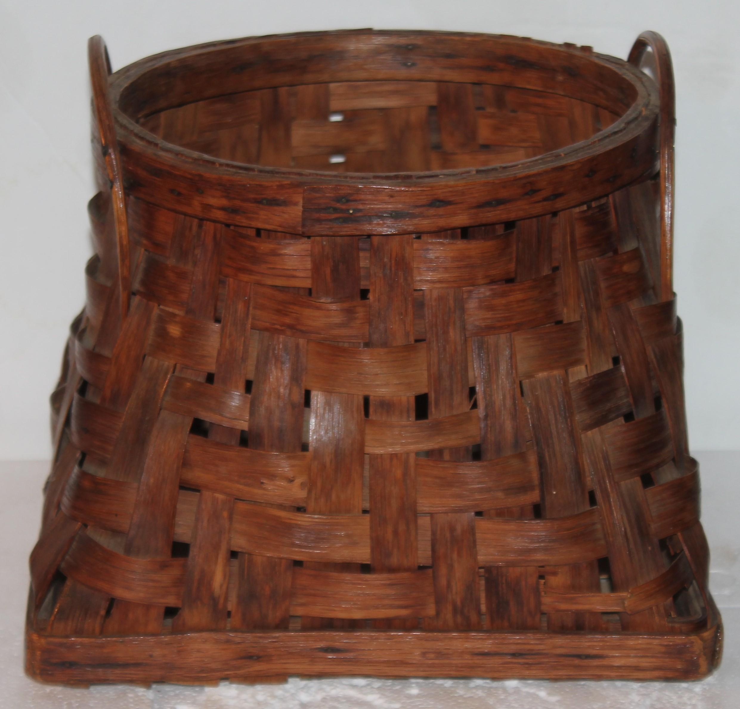This fine detailed hand made basket with tiny handles is in great as found condition. Very unusual size and scale. Found in New England. This split oak and hickory woods are in fine condition with minor wear.