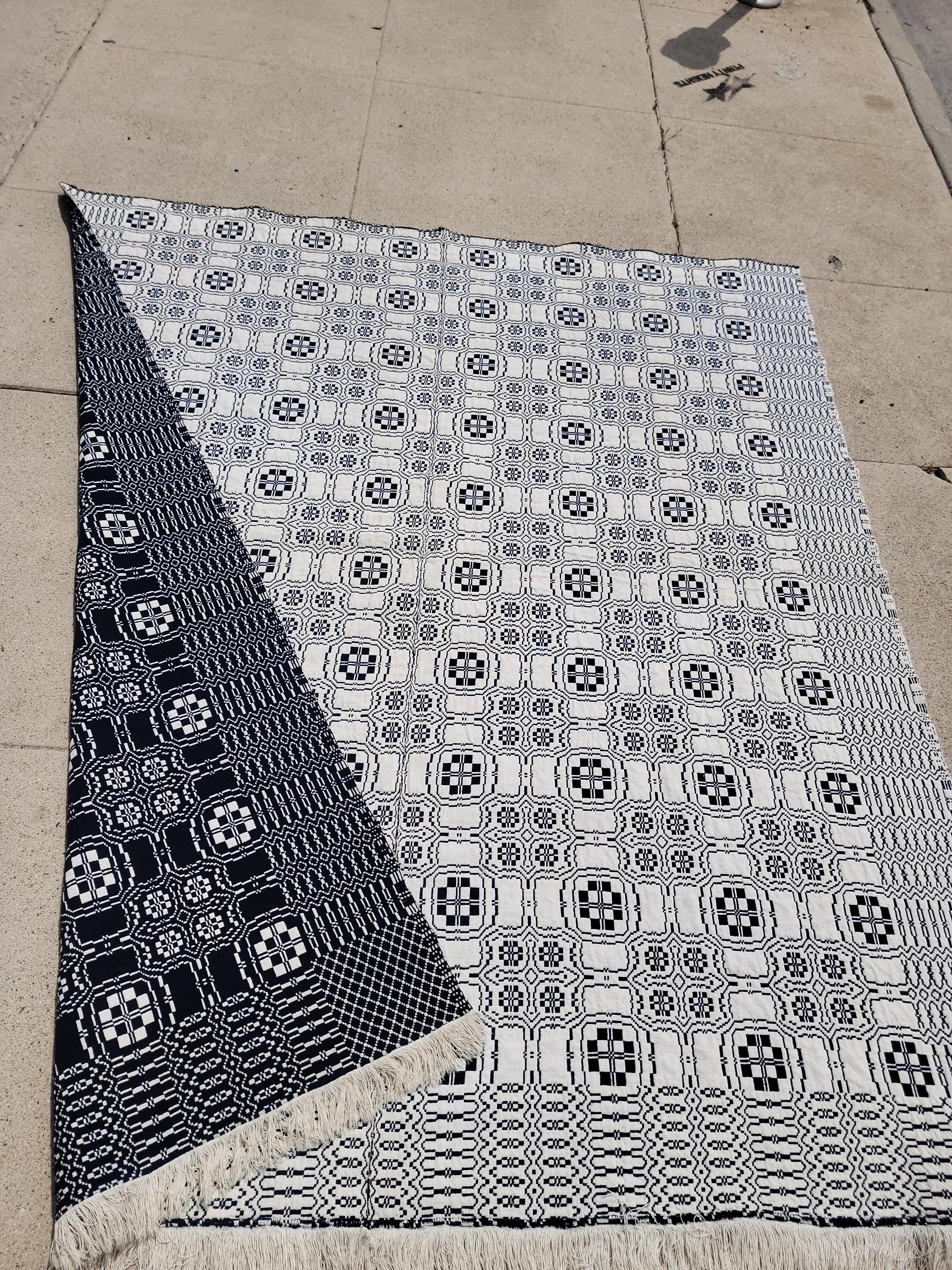 19Thc Double coverlet indigo bleu et blanc de Pennsylvanie.Ce coverlet finement tissé est en très bon état.L'envers a plus de blanc que de bleu.L'extrémité a la frange d'origine.