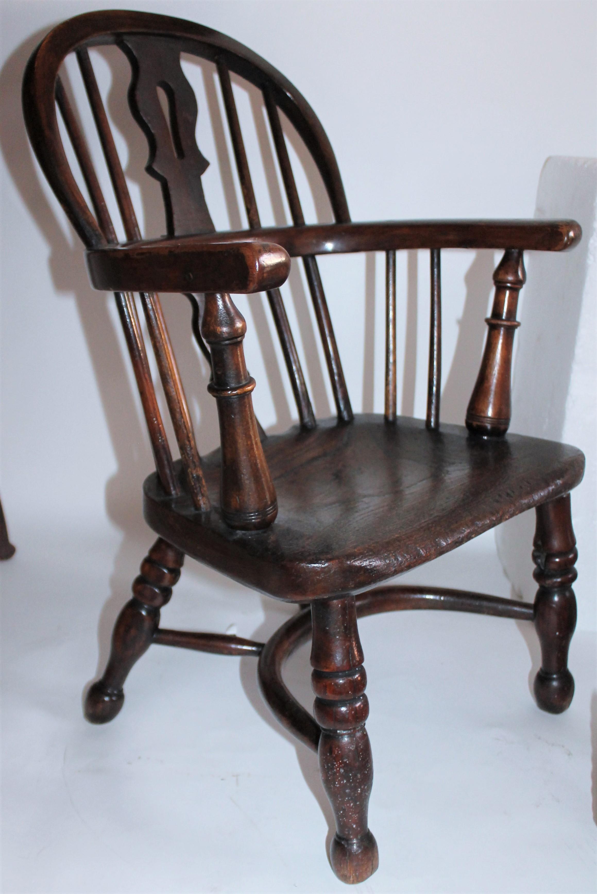 19th century early English children's Windsor extended arm plank bottom chair. The condition is very good and sturdy.