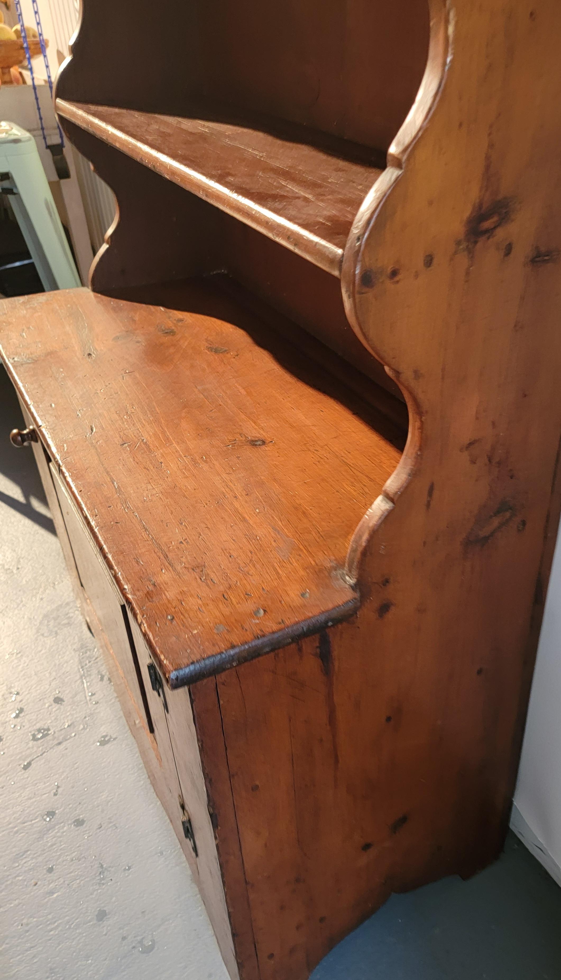 19thc Early Pine Step Back Cupboard In Good Condition For Sale In Los Angeles, CA