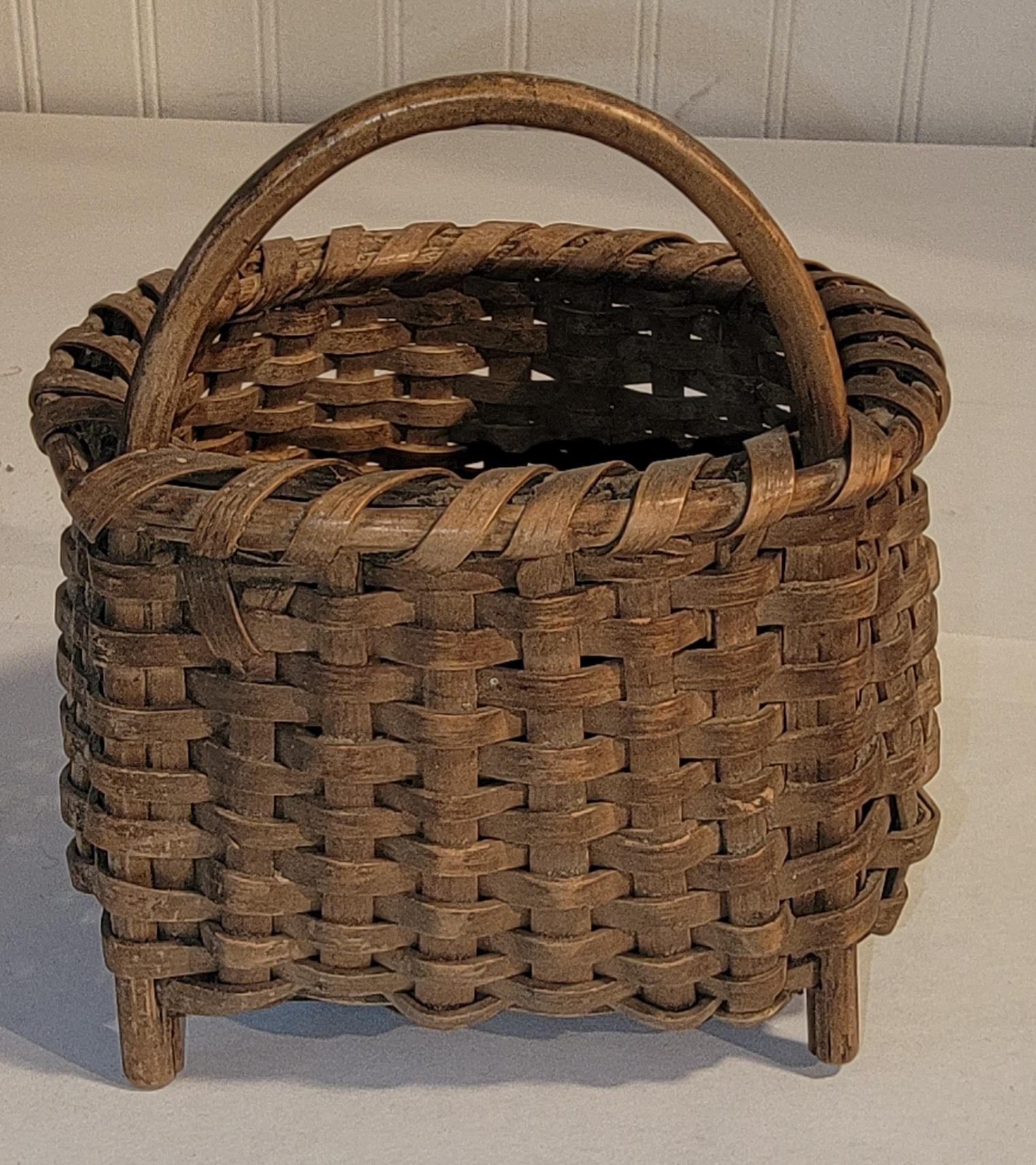 19Thc Cesto fatto a mano con manico e in ottime condizioni. Ha un piccolo manico originale.