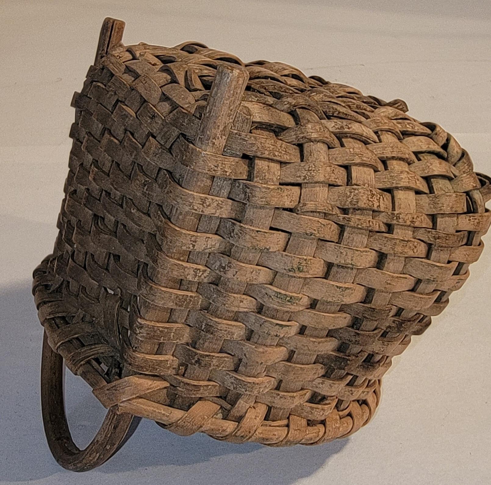 Arte popolare Piccolo cesto con manico del XIX secolo in vendita