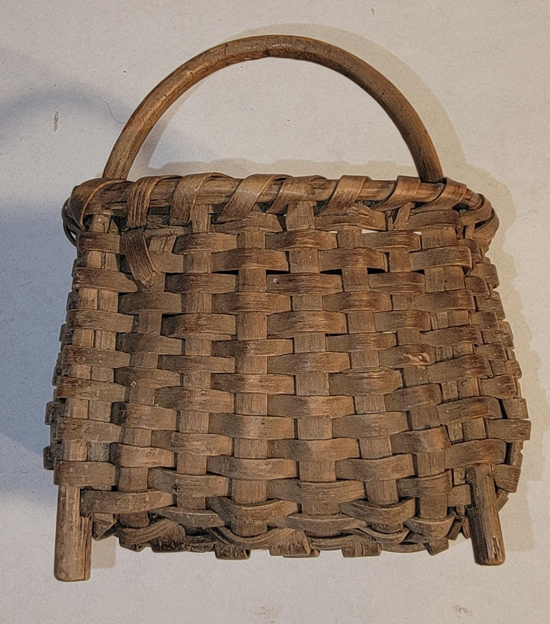 Tessuto a mano Piccolo cesto con manico del XIX secolo in vendita