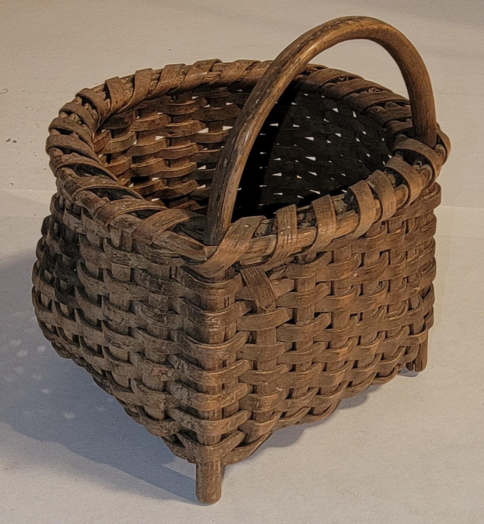 Metà XIX secolo Piccolo cesto con manico del XIX secolo in vendita