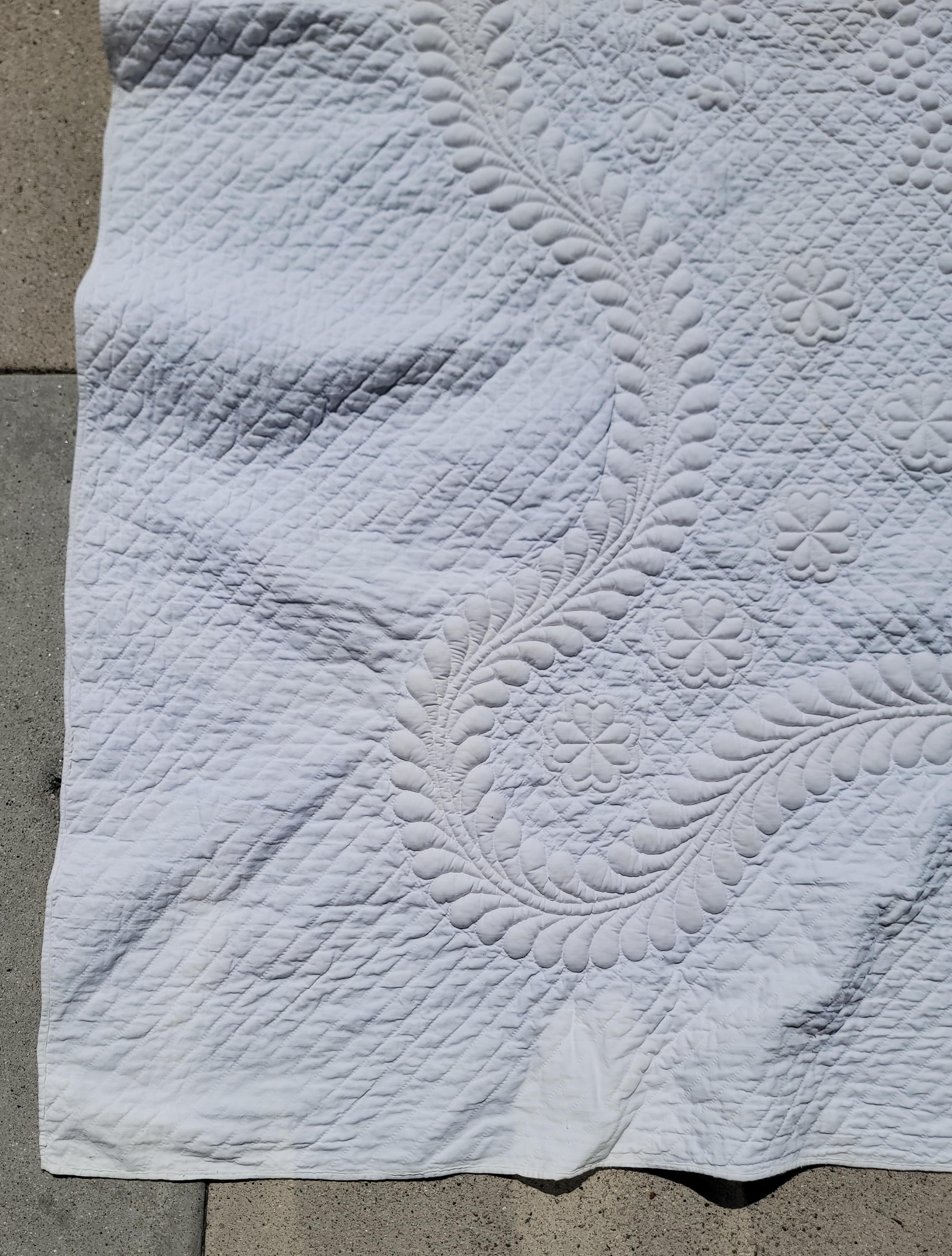 19Thc Colcha temprana de tipo nupcial de trapunto blanco sobre blanco de una colección privada de Virginia.El estado es muy bueno y la confección prístina.Las puntadas son de diez puntadas por pulgada.Estas colchas están casi obsoletas y la mayoría