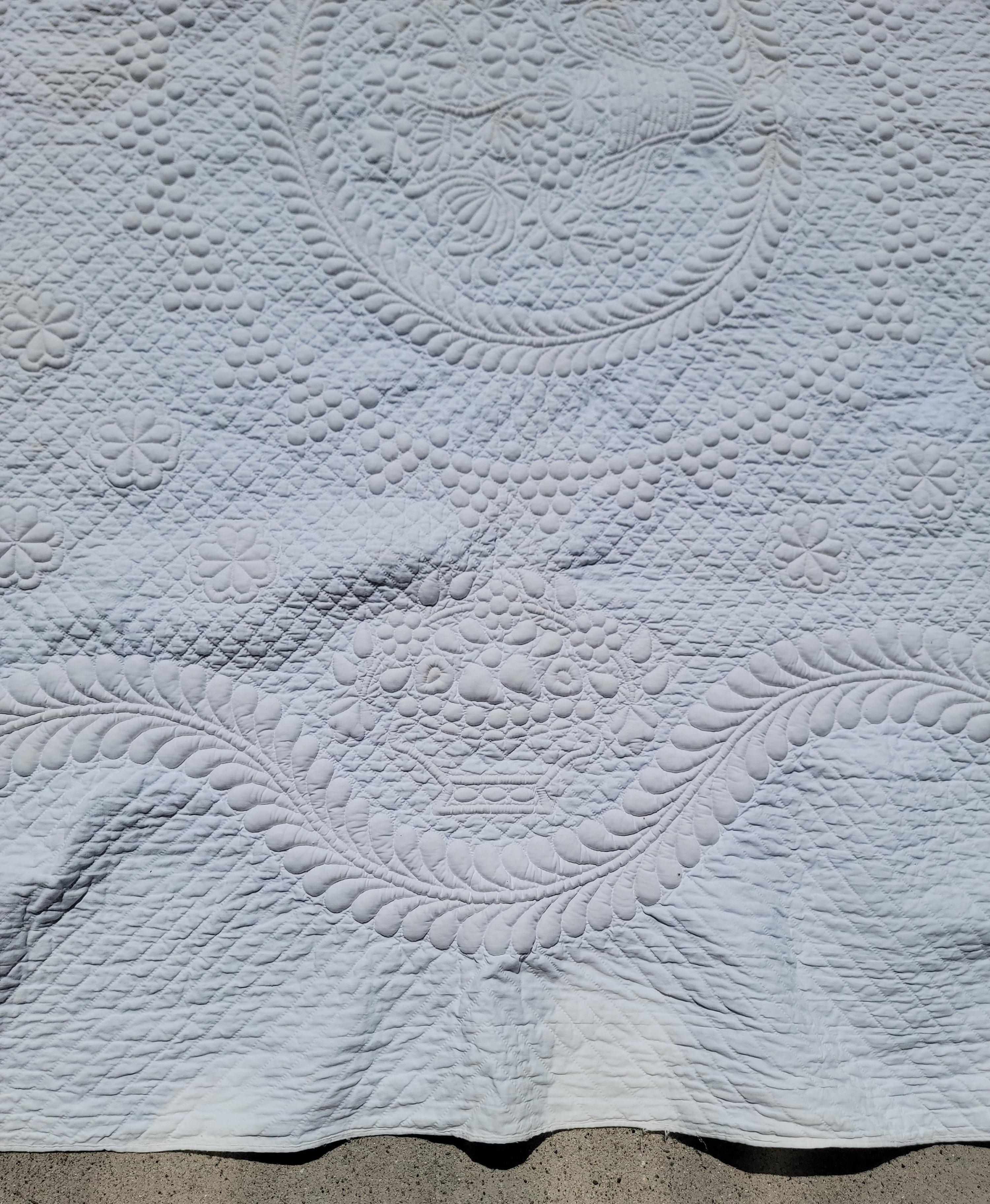 Colcha de trapunto blanco sobre blanco del siglo XIX Arte popular en venta