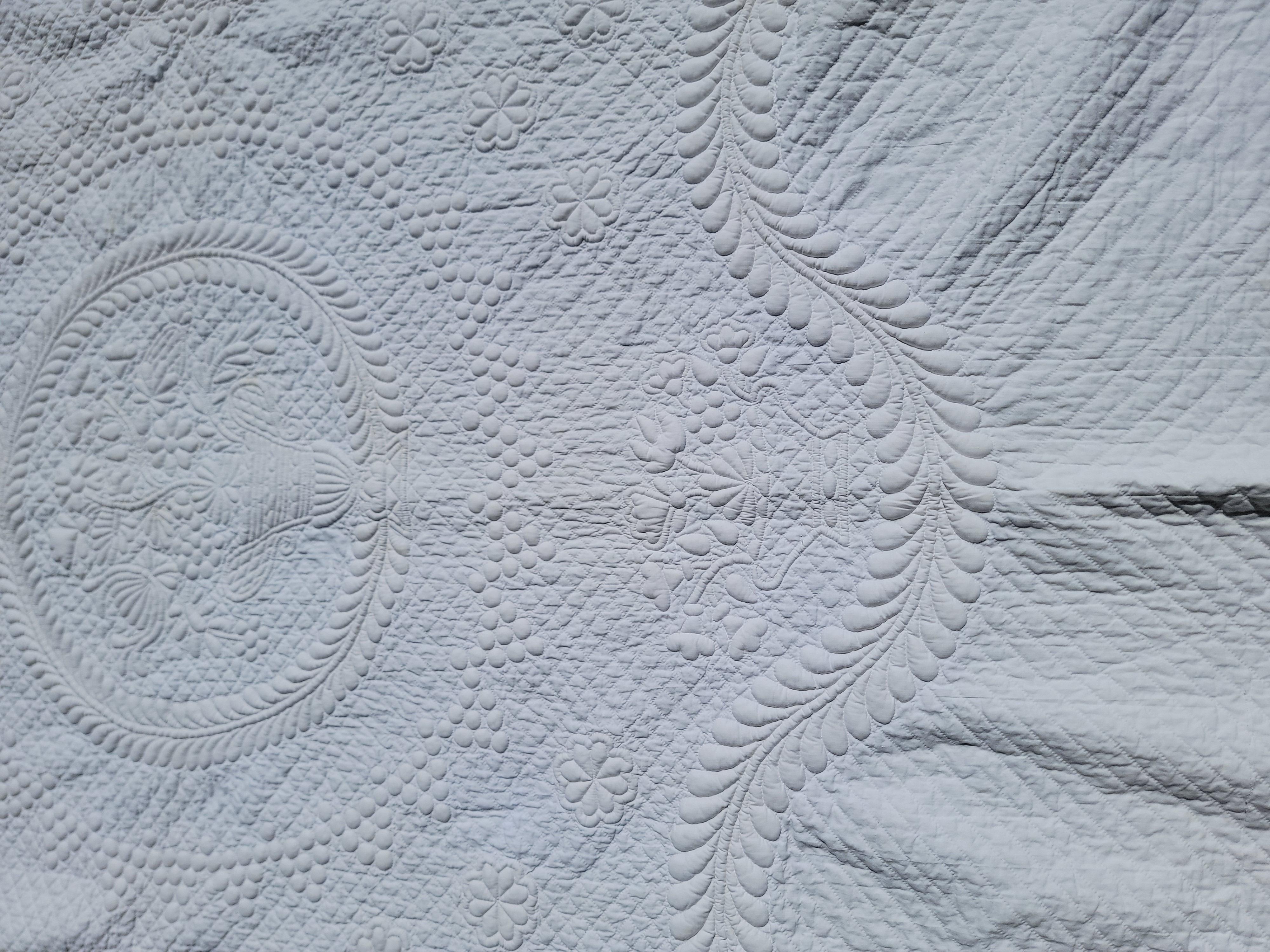 Colcha de trapunto blanco sobre blanco del siglo XIX Estadounidense en venta