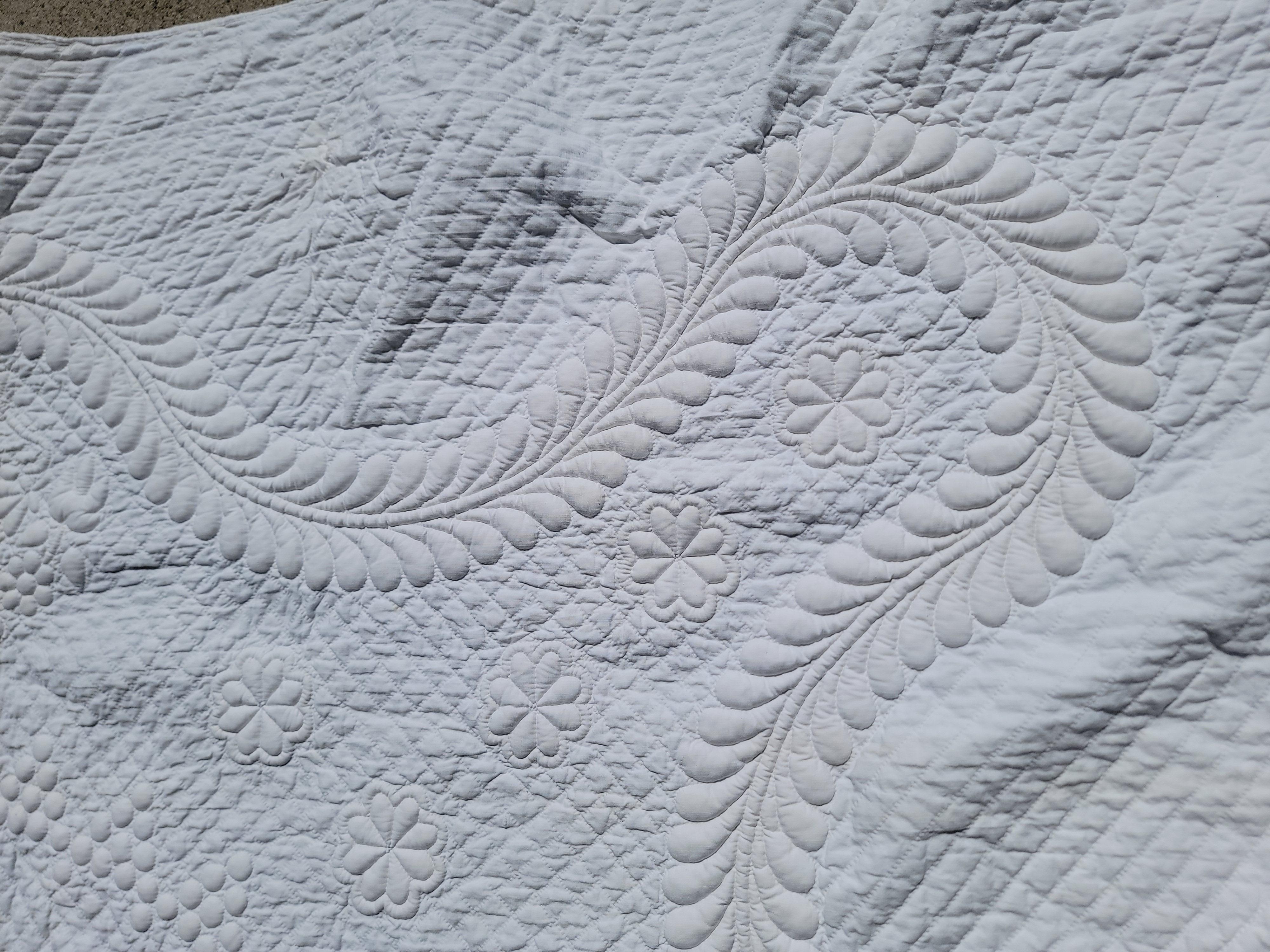 Colcha de trapunto blanco sobre blanco del siglo XIX Hecho a mano en venta