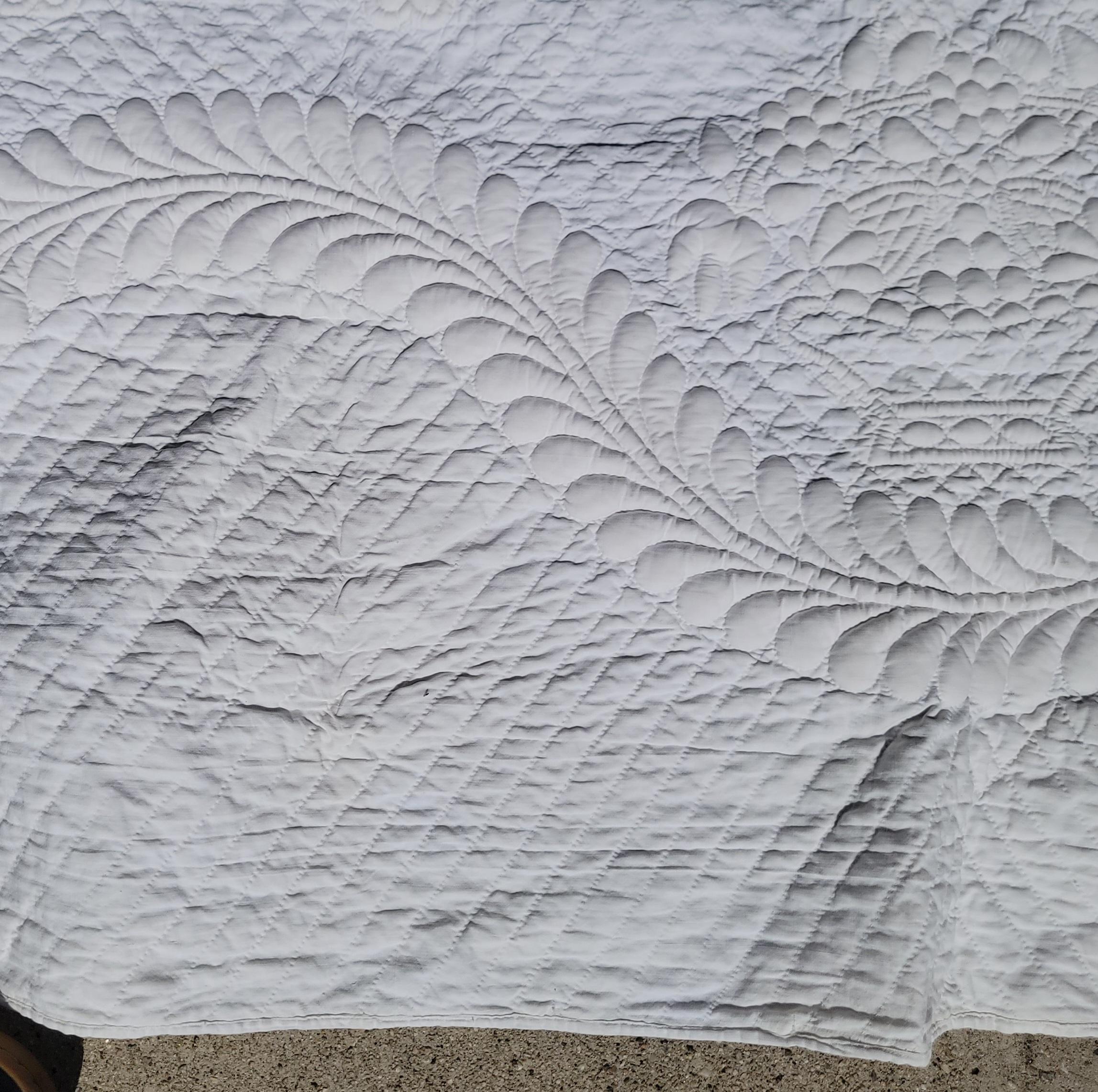 Colcha de trapunto blanco sobre blanco del siglo XIX en Bueno estado para la venta en Los Angeles, CA