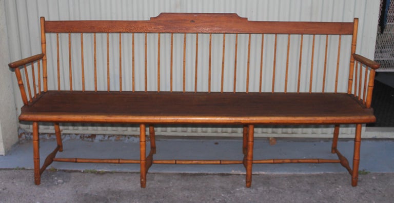 19Thc Early hand made New England Windsor settle / bench in fine condition.This surface has such an amazing patina.The Windsor benches are very rare to find. When you see them they are usually in bad condition or over painted. This bench is in very