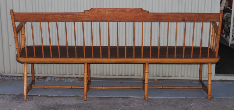 19th C Early Windsor Settee from New England In Good Condition For Sale In Los Angeles, CA