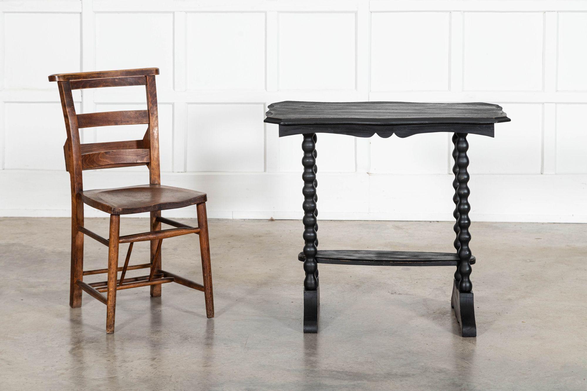 hacia 1880
Mesa auxiliar de pino inglés ebonizado del siglo XIX

sku 1531
An. 82 x Pr. 43 x Al. 72,5 cm
Peso 8 kg