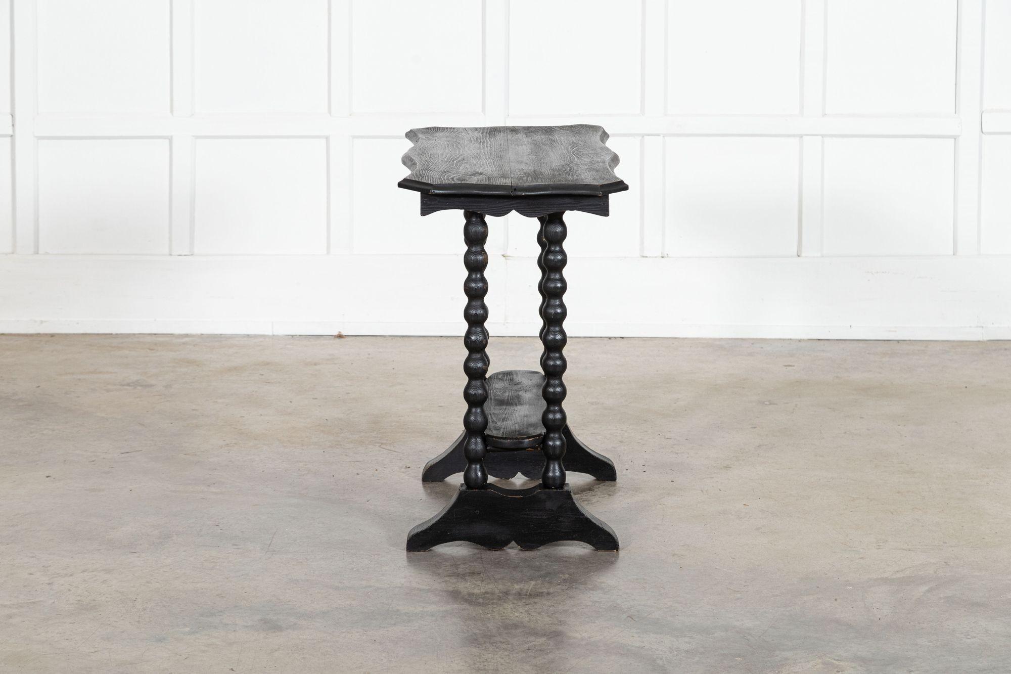 Mesa auxiliar de pino inglés ebonizado del siglo XIX en venta 1