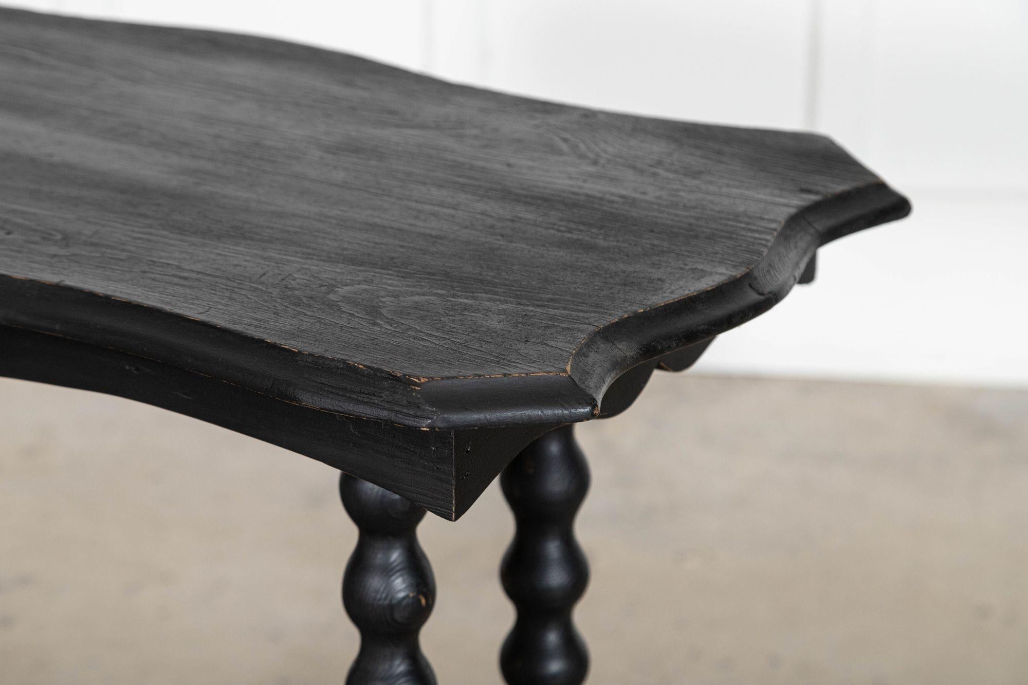 Mesa auxiliar de pino inglés ebonizado del siglo XIX en venta 5