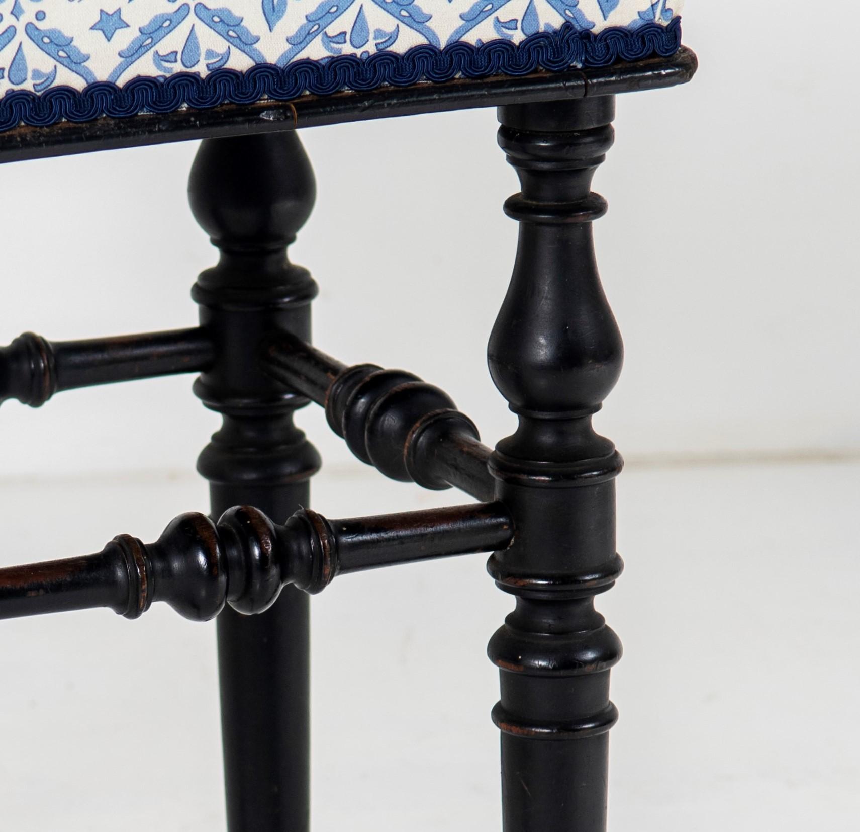 Taburete de piano ebonizado del siglo XIX de Henry Brooks & Co Londres con tapicería de Howard & Sons Haya en venta