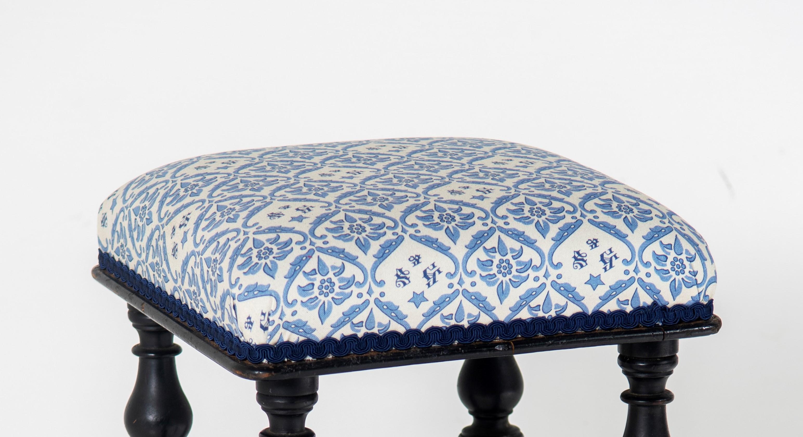 Taburete de piano ebonizado del siglo XIX de Henry Brooks & Co Londres con tapicería de Howard & Sons en venta 1