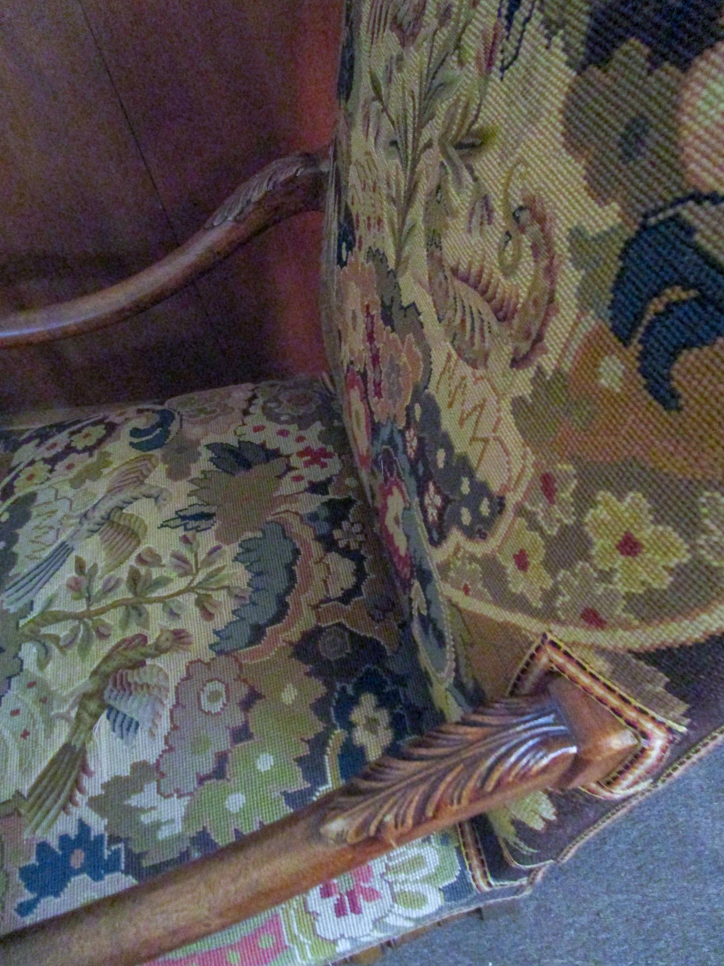 Fauteuil anglais du 19e siècle avec sculpture de feuilles d'Acanthus et tapisserie à l'aiguille et au petit point en vente 4