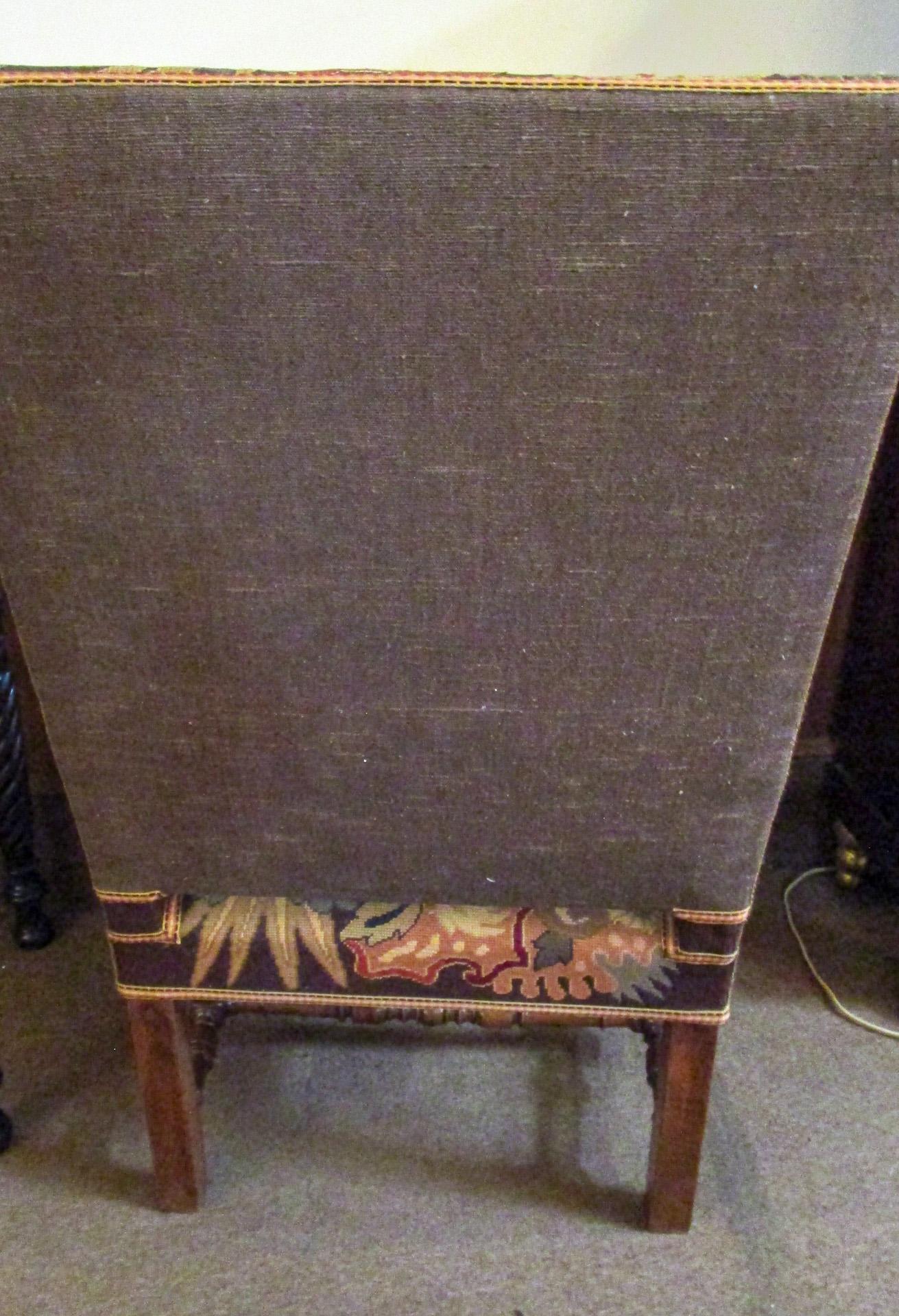 Fauteuil anglais du 19e siècle avec sculpture de feuilles d'Acanthus et tapisserie à l'aiguille et au petit point en vente 5