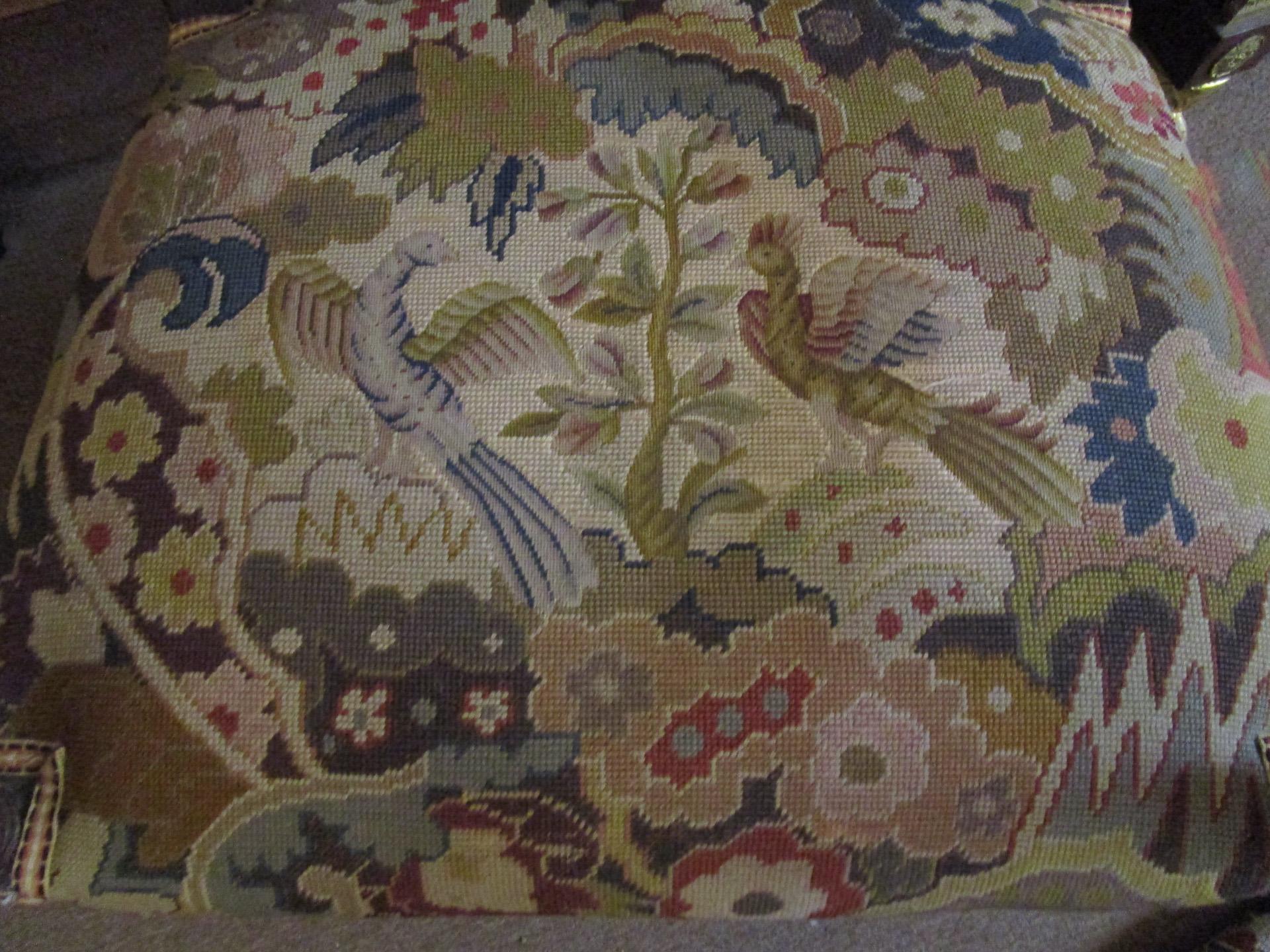 Jacobéen Fauteuil anglais du 19e siècle avec sculpture de feuilles d'Acanthus et tapisserie à l'aiguille et au petit point en vente