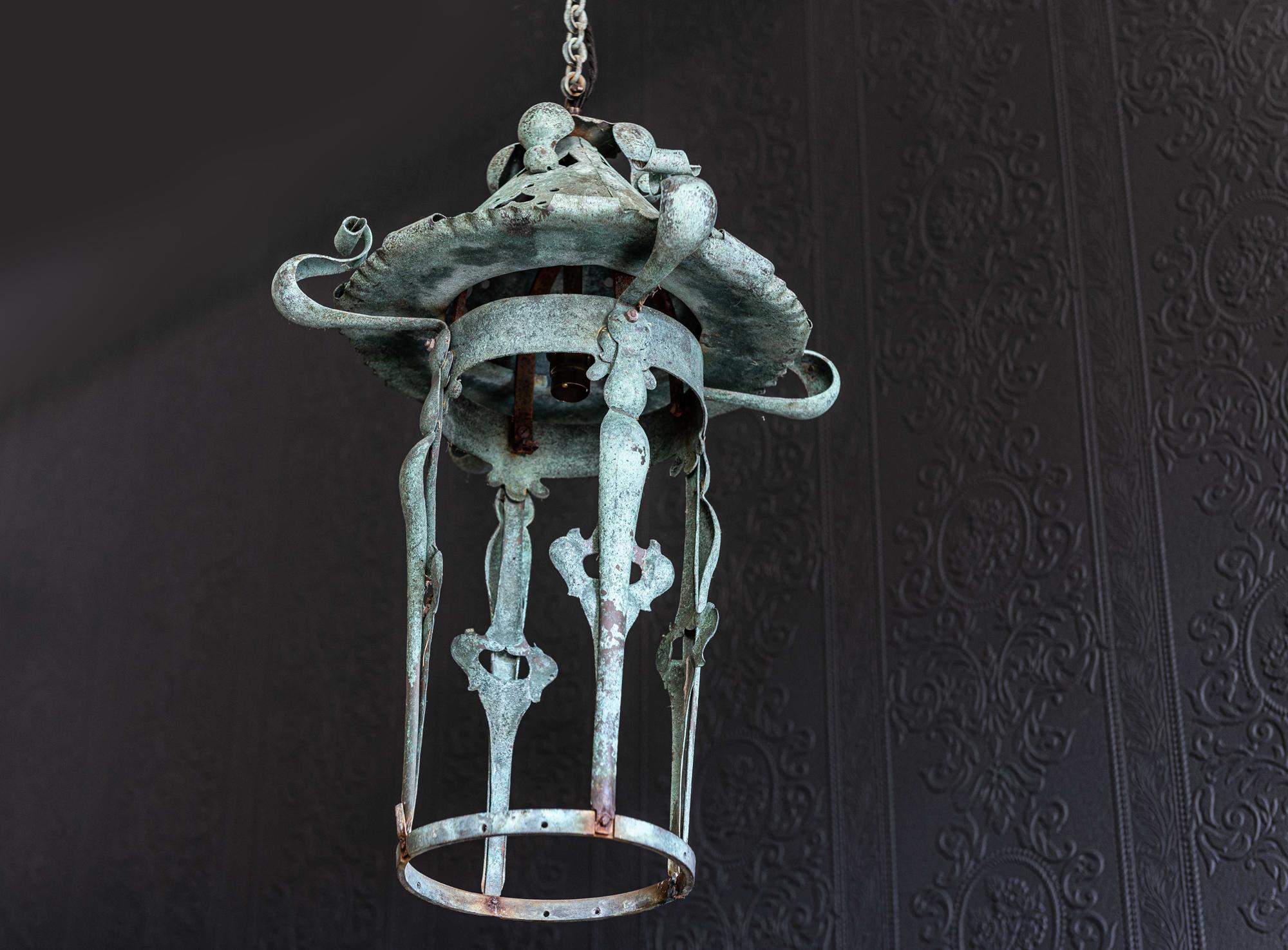 Lanterne Art Nouveau anglaise du 19ème siècle en vert-de-gris,
vers 1890.

Un bel exemple de lanterne Art Nouveau en vert-de-gris.

Reconnecté, testé par patrouille et avec la chaîne et la rosace d'origine en vert-de-gris.

Taille : 55