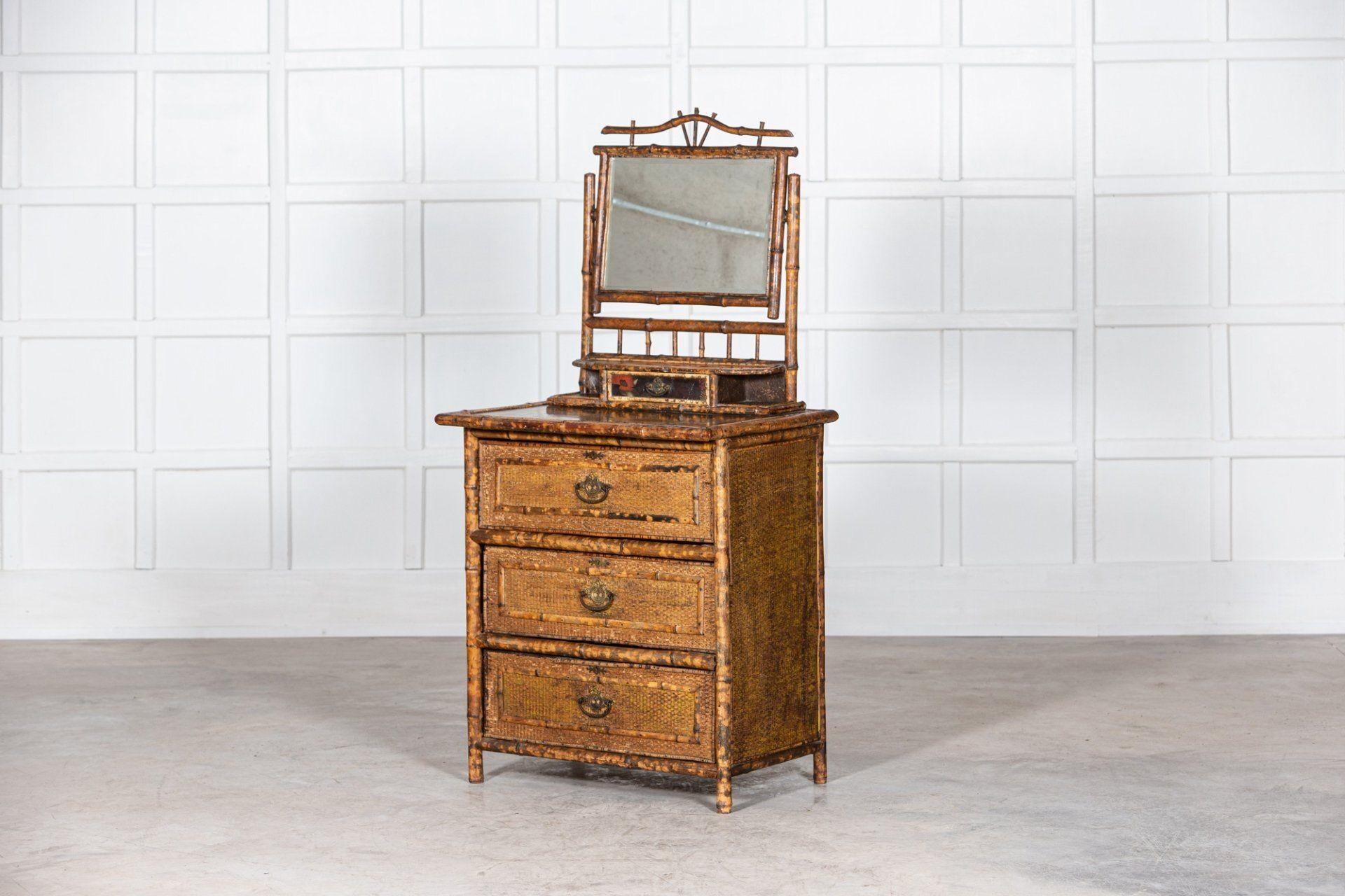 circa 1870
Tavolino da toeletta inglese in bambù del XIX secolo
sku 1186
L77 x P56 x H160 cm.