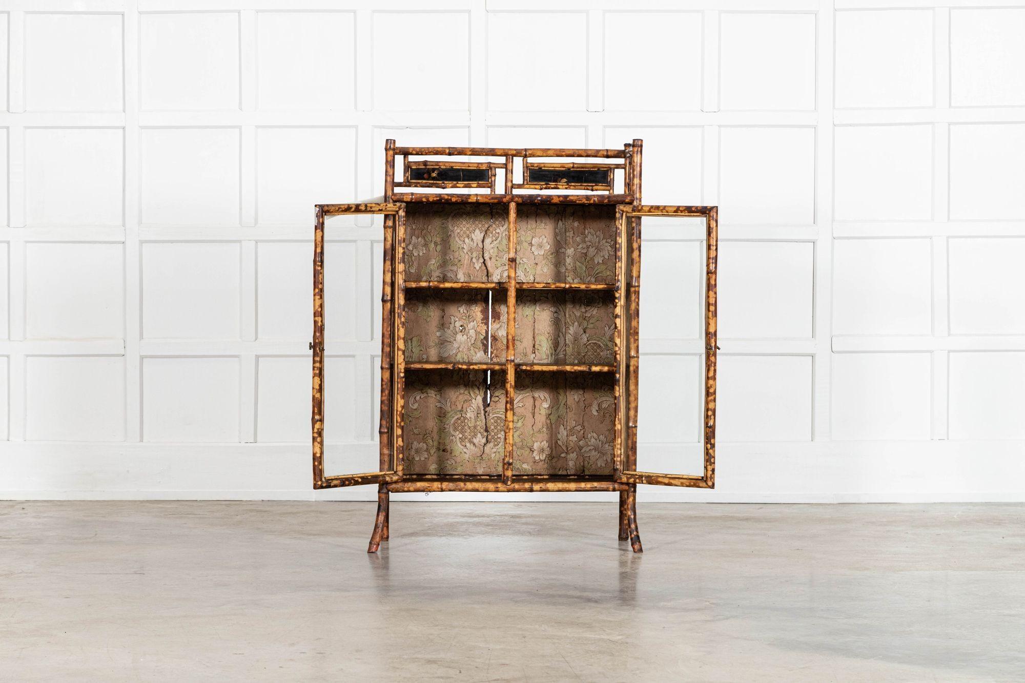circa 1880
Armadio inglese in bambù smaltato del XIX secolo

sku 2067
W82 x D35 x H124 cm
Profondità interna del ripiano 25 cm
Peso 22Kg