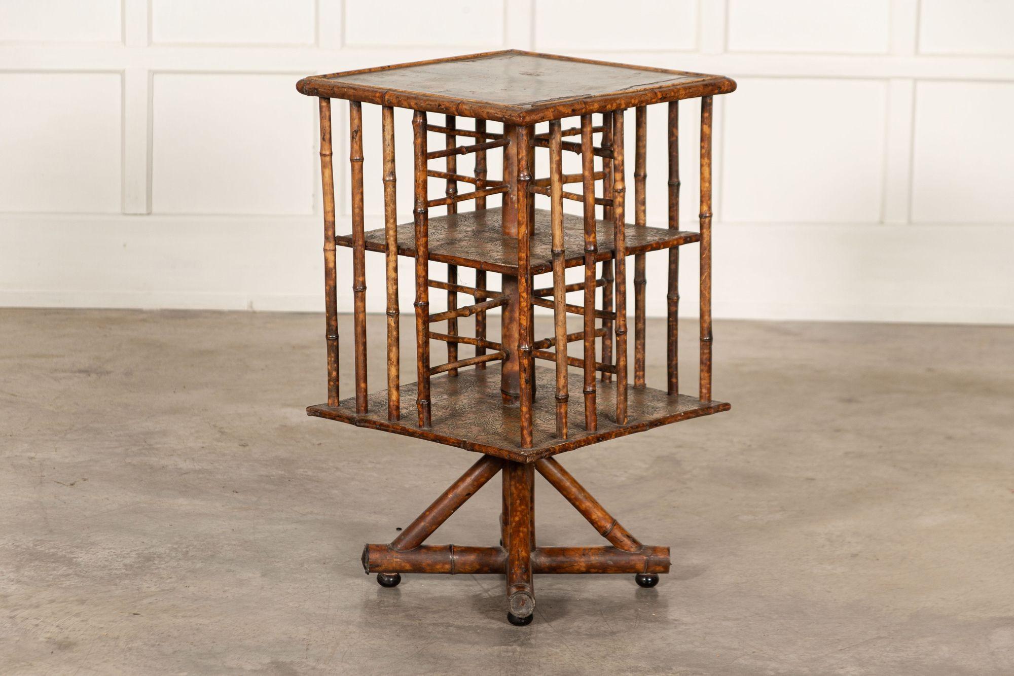Bambou Table d'appoint bibliothèque tournante en bambou anglais du 19ème siècle en vente