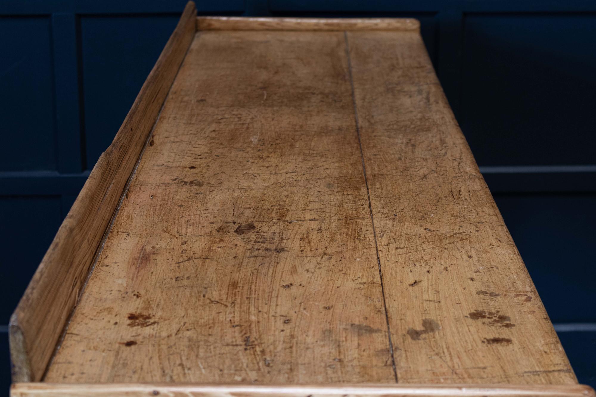 Date d'environ 1890.

table de travail de boucherie anglaise du 19e siècle

Plateau en hêtre massif, pieds avant effilés en pin et pieds arrière en bloc. Provenant d'une boucherie à Balby - South Yorkshire.

  

Mesures : L155 x D46 x