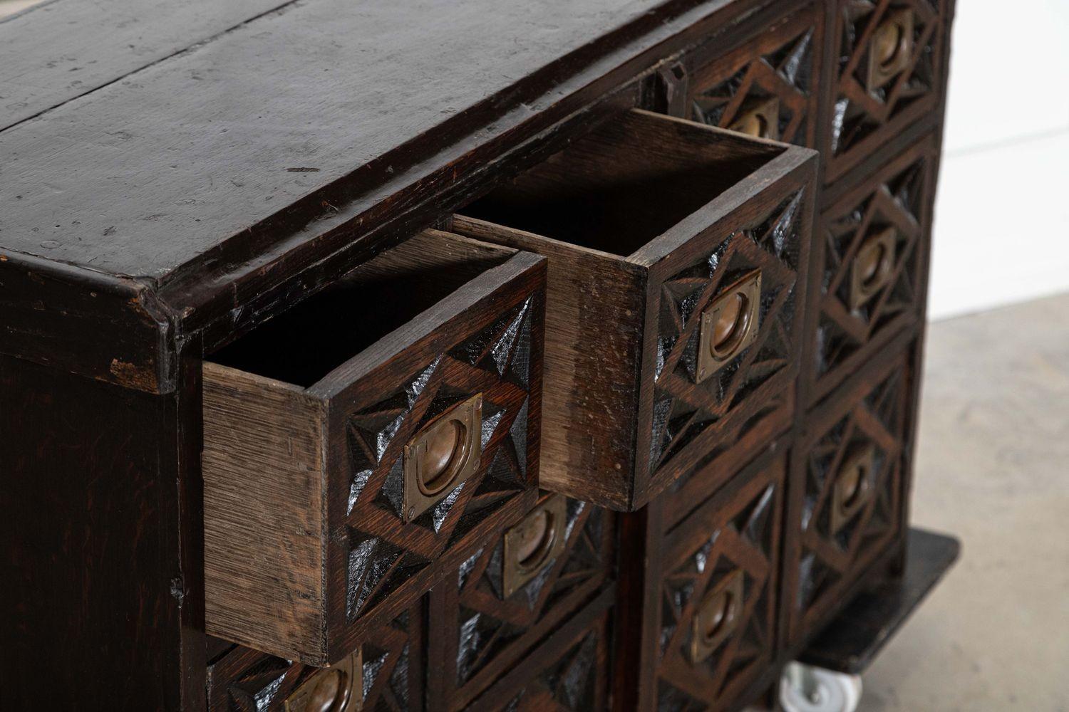 Cassettiera da farmacia in Oak inglese intagliata del XIX secolo in vendita 6