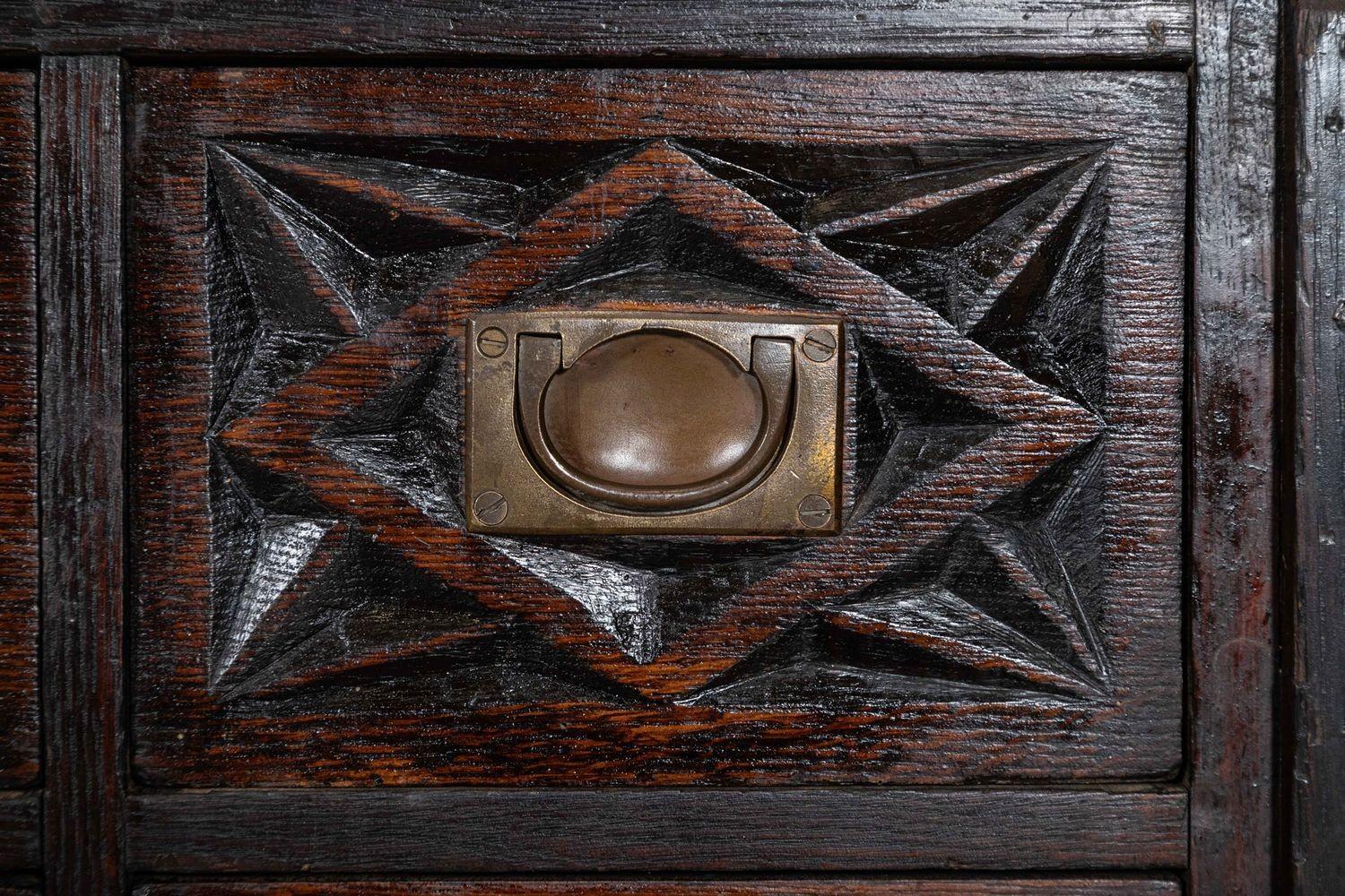 Cassettiera da farmacia in Oak inglese intagliata del XIX secolo in vendita 7