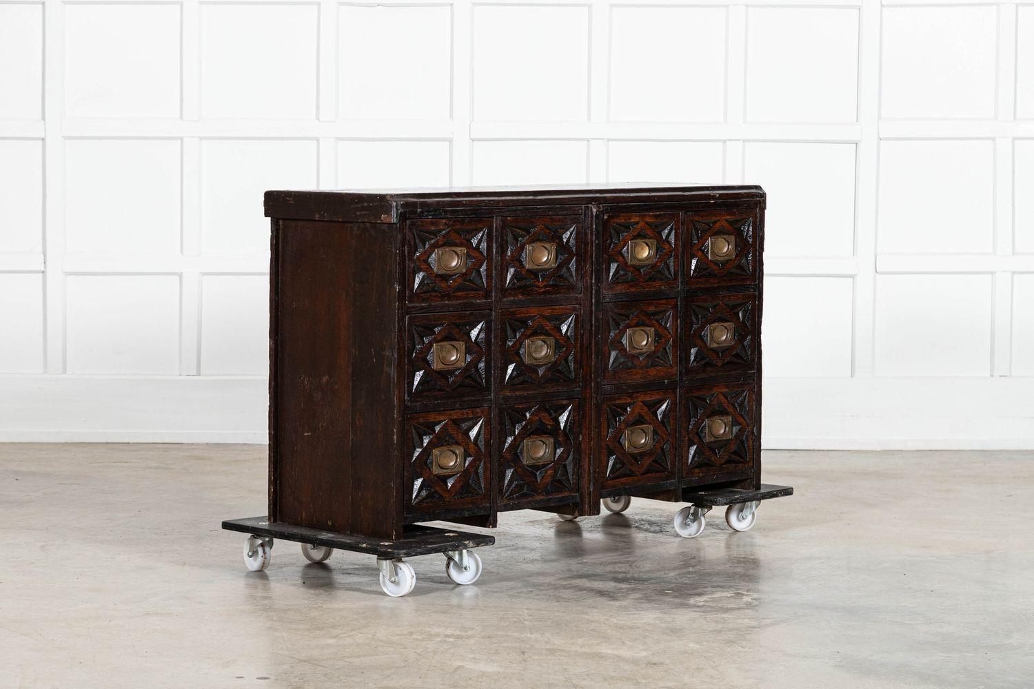 Circa 1800
Cassettiera in quercia inglese intagliata del XIX secolo con 12 cassetti a coda di rondine e ferramenta originale in ottone
sku 957
W124 x D41 x H74 cm
Peso 75Kg