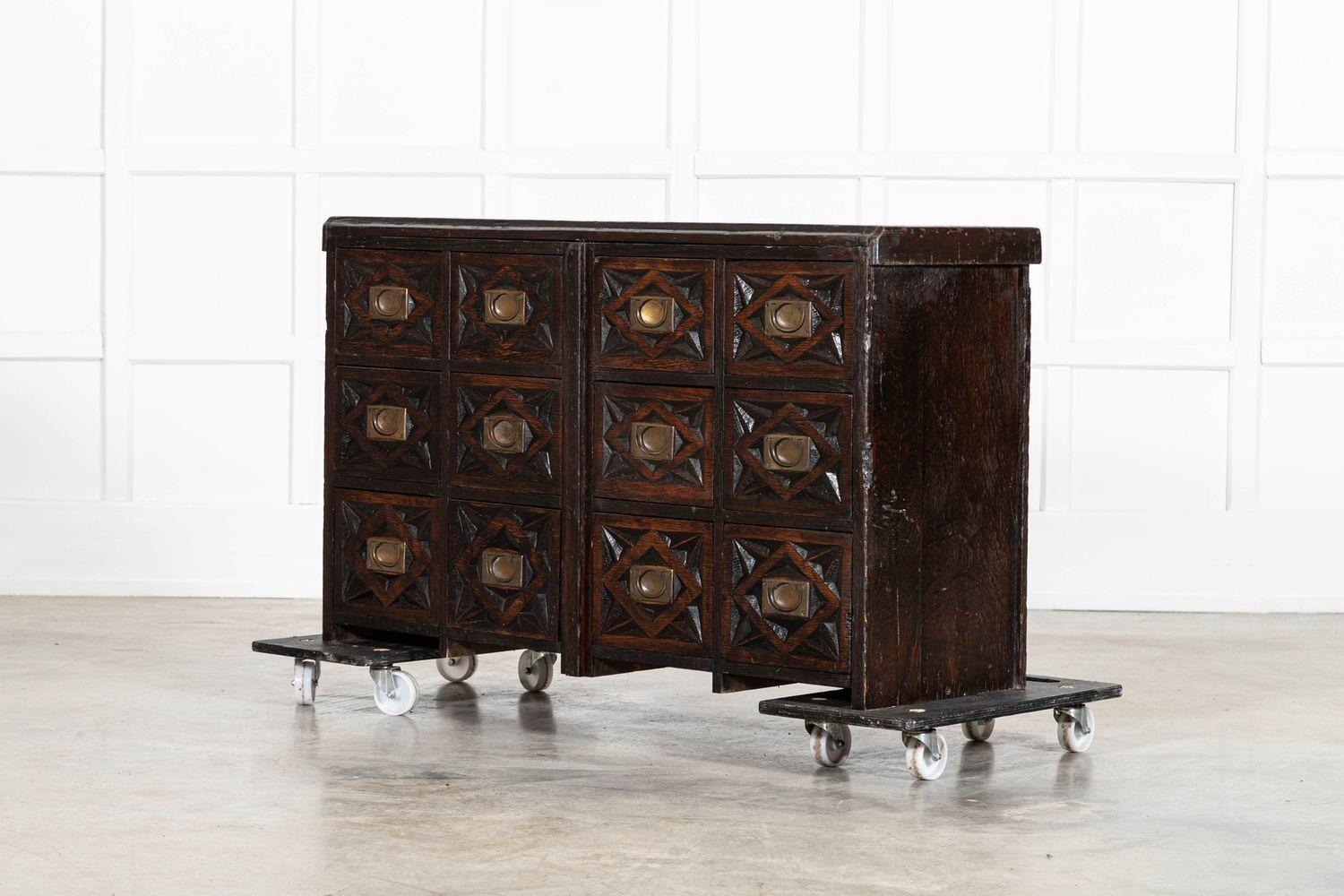 Quercia Cassettiera da farmacia in Oak inglese intagliata del XIX secolo in vendita