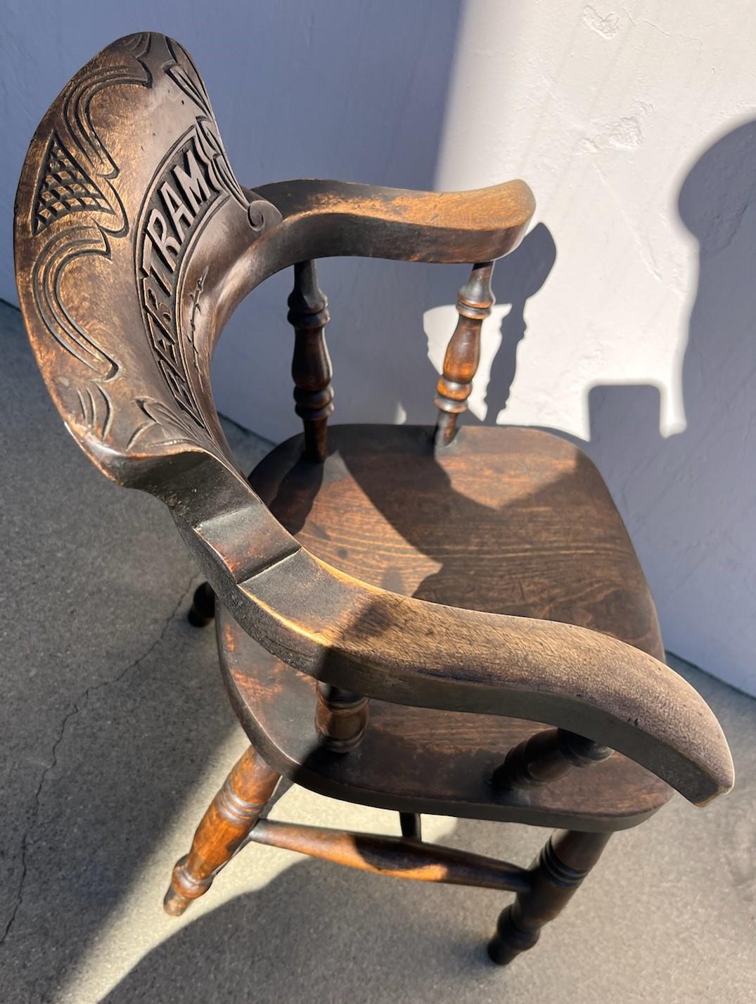Geschnitzter englischer Kinder- Windsor-Sessel „ Bertram“ aus dem 19. Jahrhundert  im Zustand „Gut“ im Angebot in Los Angeles, CA