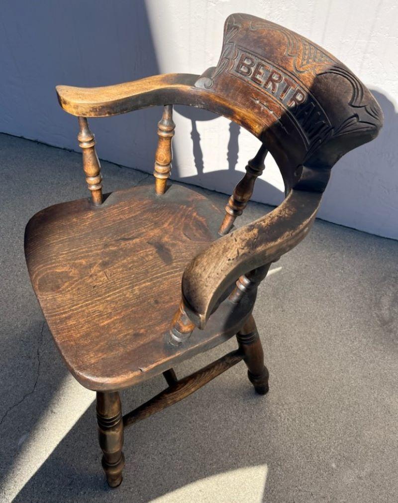 Geschnitzter englischer Kinder- Windsor-Sessel „ Bertram“ aus dem 19. Jahrhundert  (Mittleres 19. Jahrhundert) im Angebot