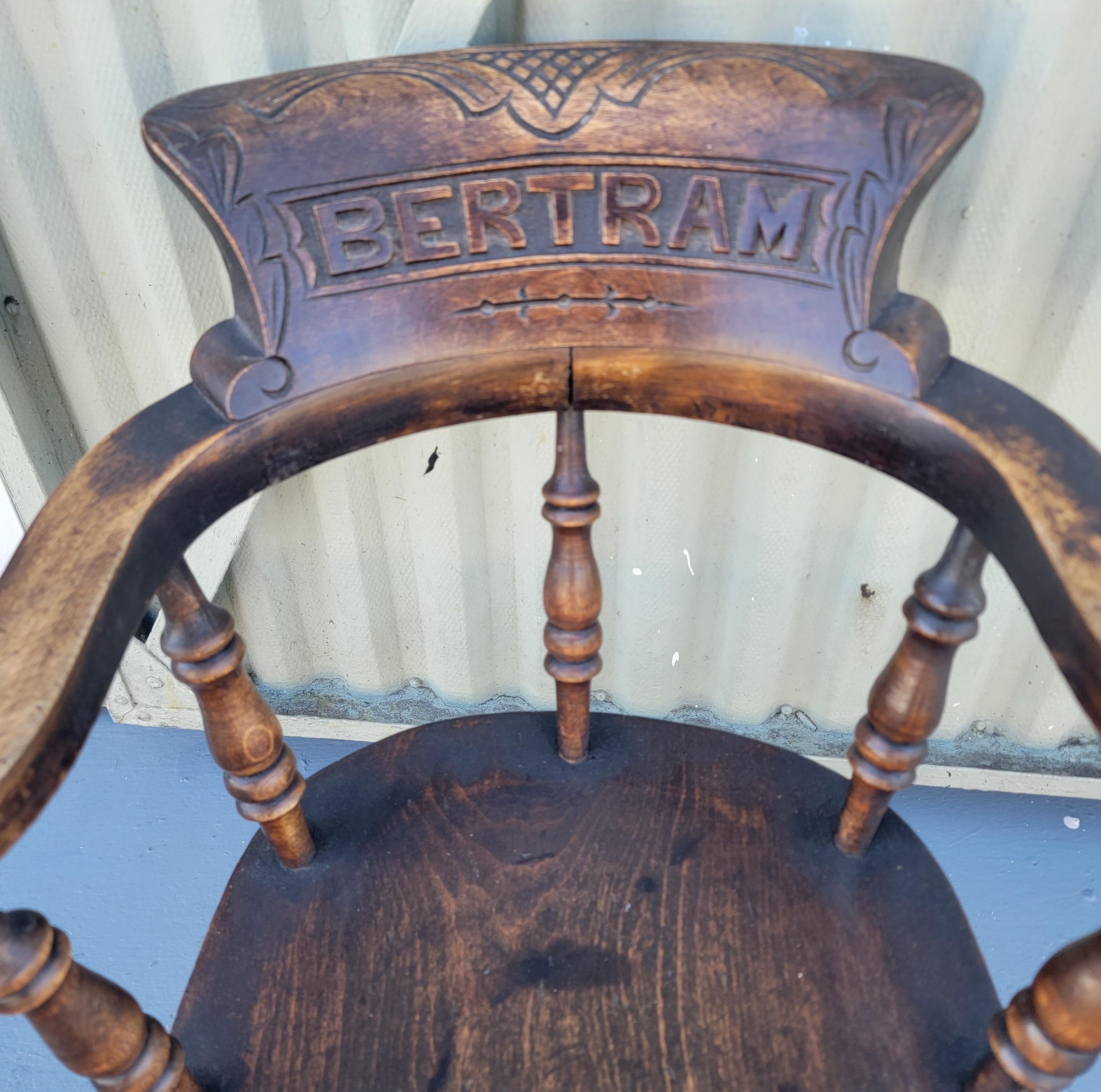 Geschnitzter englischer Kinder- Windsor-Sessel „ Bertram“ aus dem 19. Jahrhundert  (Englisch) im Angebot