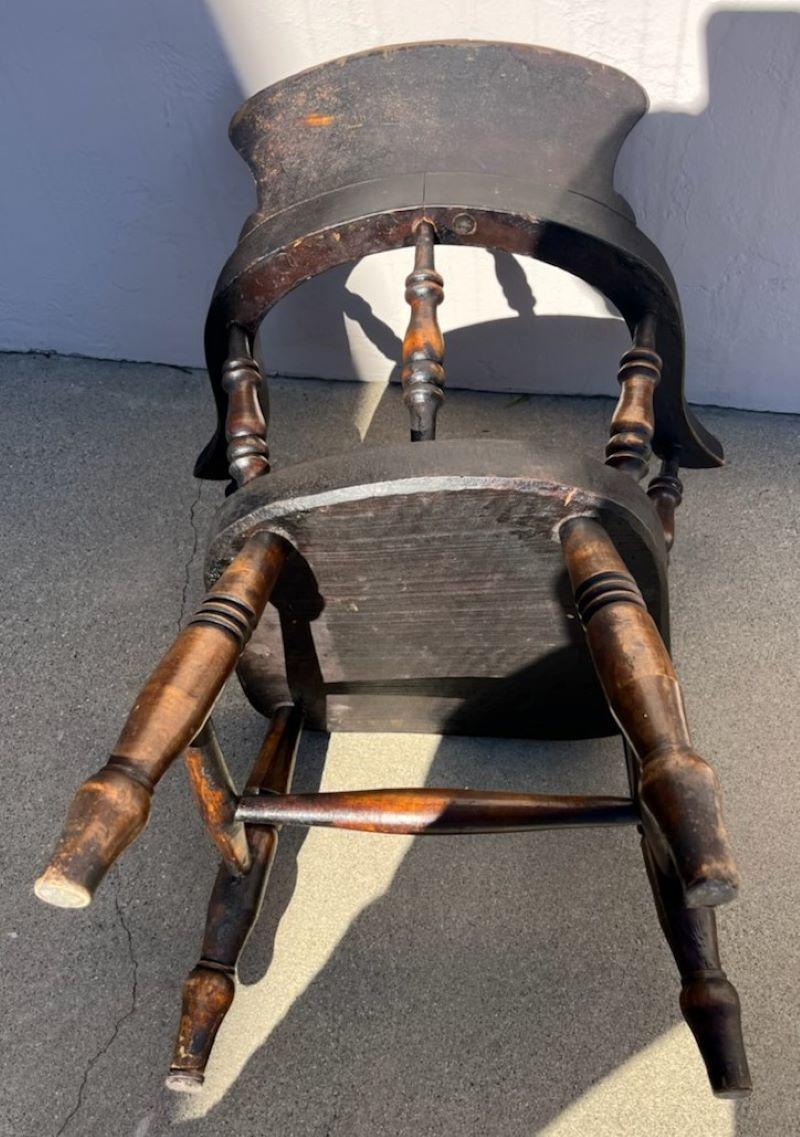 Geschnitzter englischer Kinder- Windsor-Sessel „ Bertram“ aus dem 19. Jahrhundert  im Angebot 1