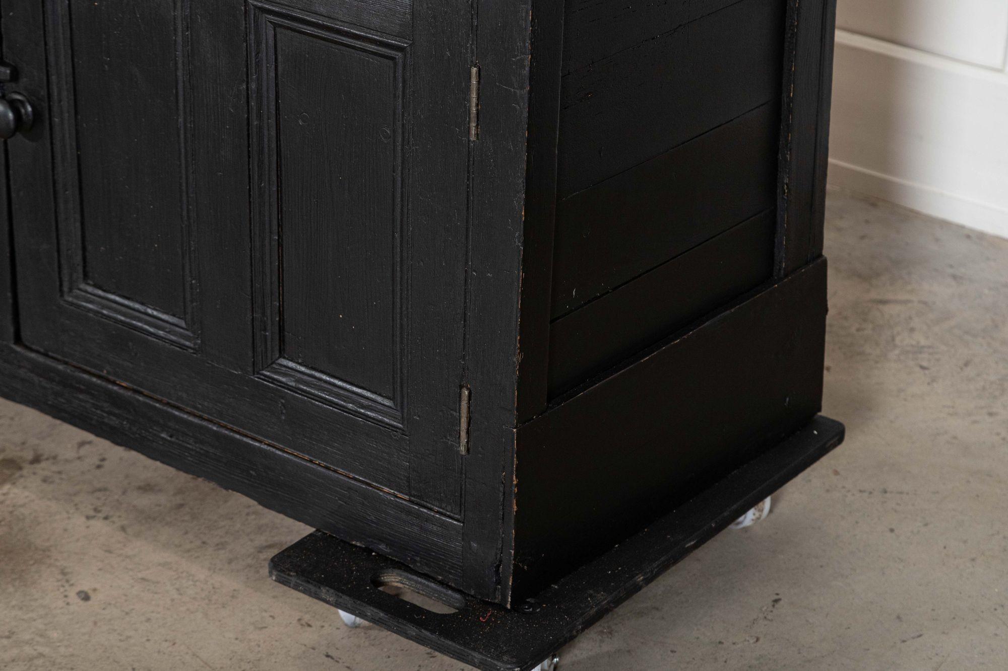 Base de commode en pin ébonisé du 19e siècle, de style champêtre anglais en vente 7